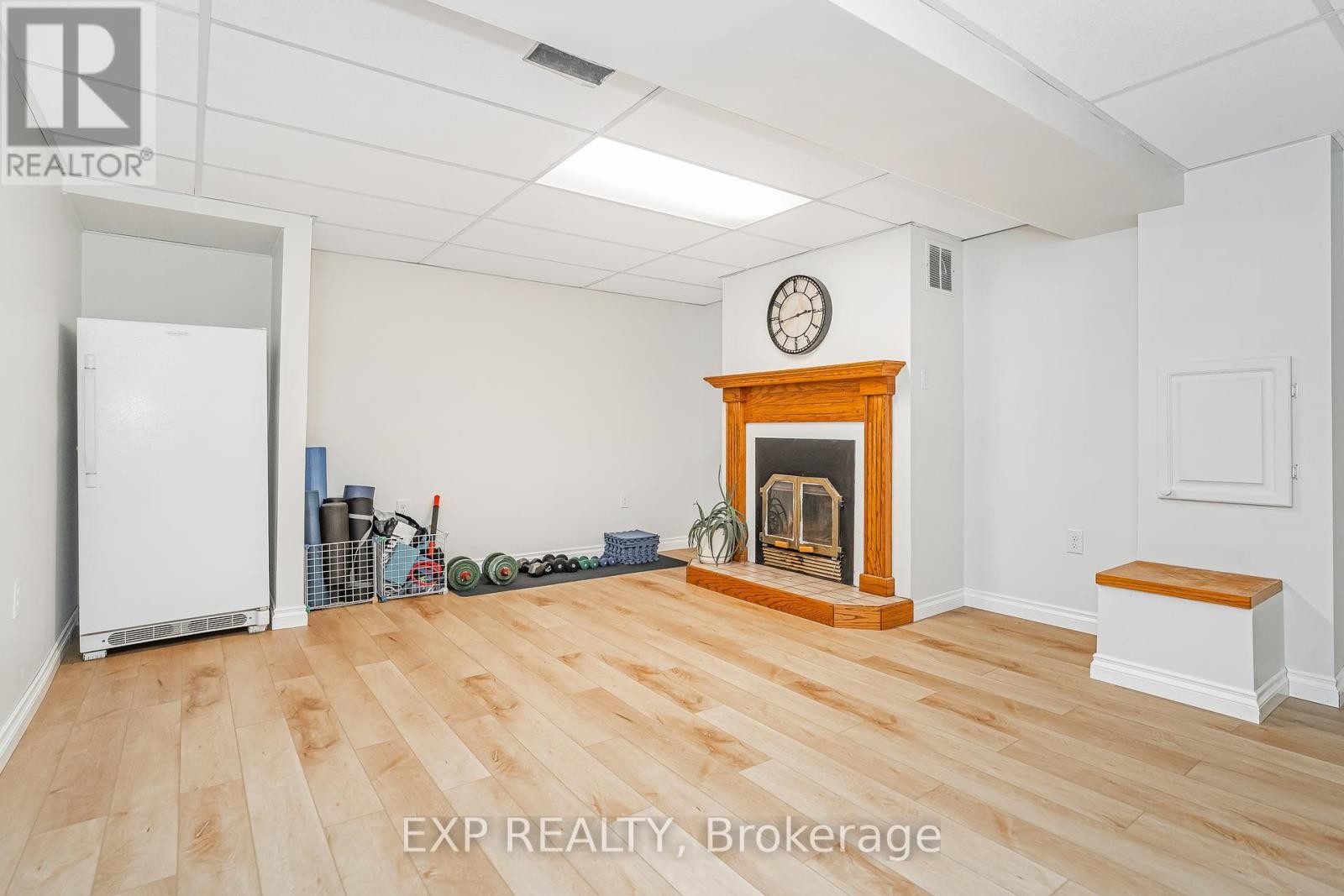 












6084A VINEYARD DRIVE

,
Ottawa,




Ontario
K1C2M5

