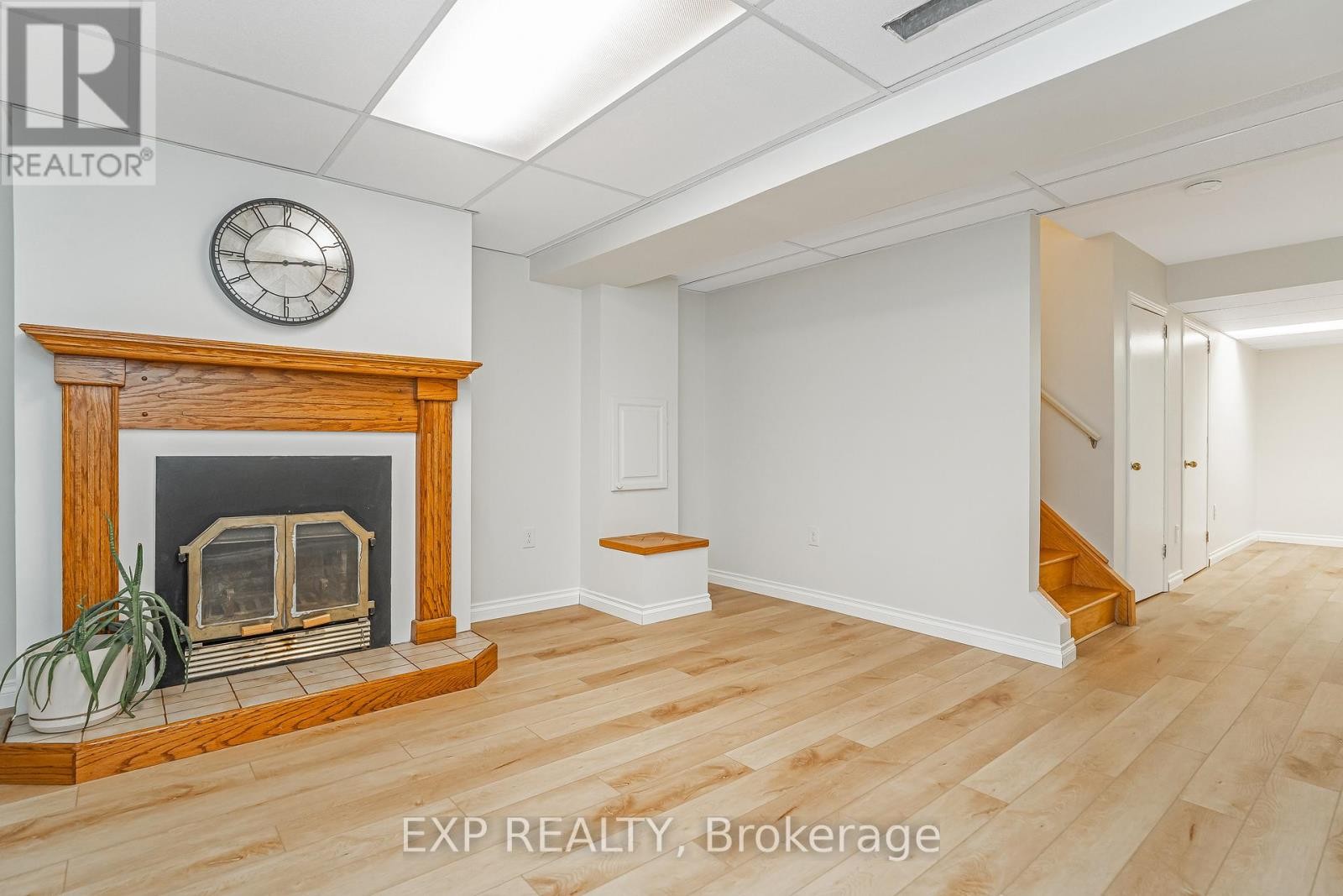 












6084A VINEYARD DRIVE

,
Ottawa,




Ontario
K1C2M5

