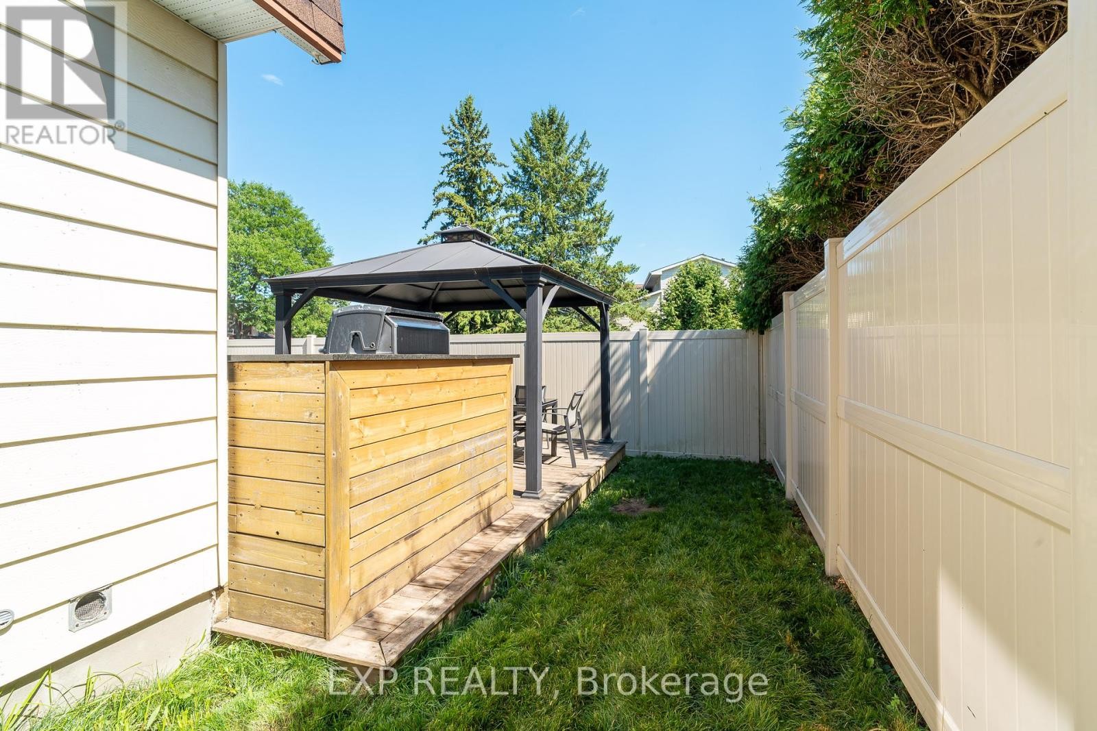












6084A VINEYARD DRIVE

,
Ottawa,




Ontario
K1C2M5

