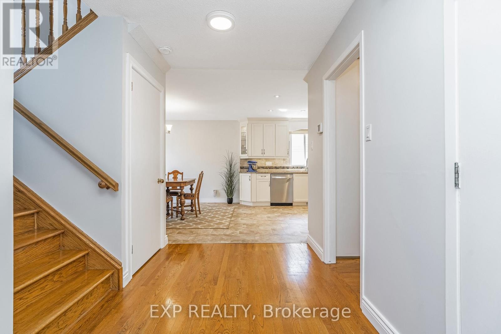 












6084A VINEYARD DRIVE

,
Ottawa,




Ontario
K1C2M5

