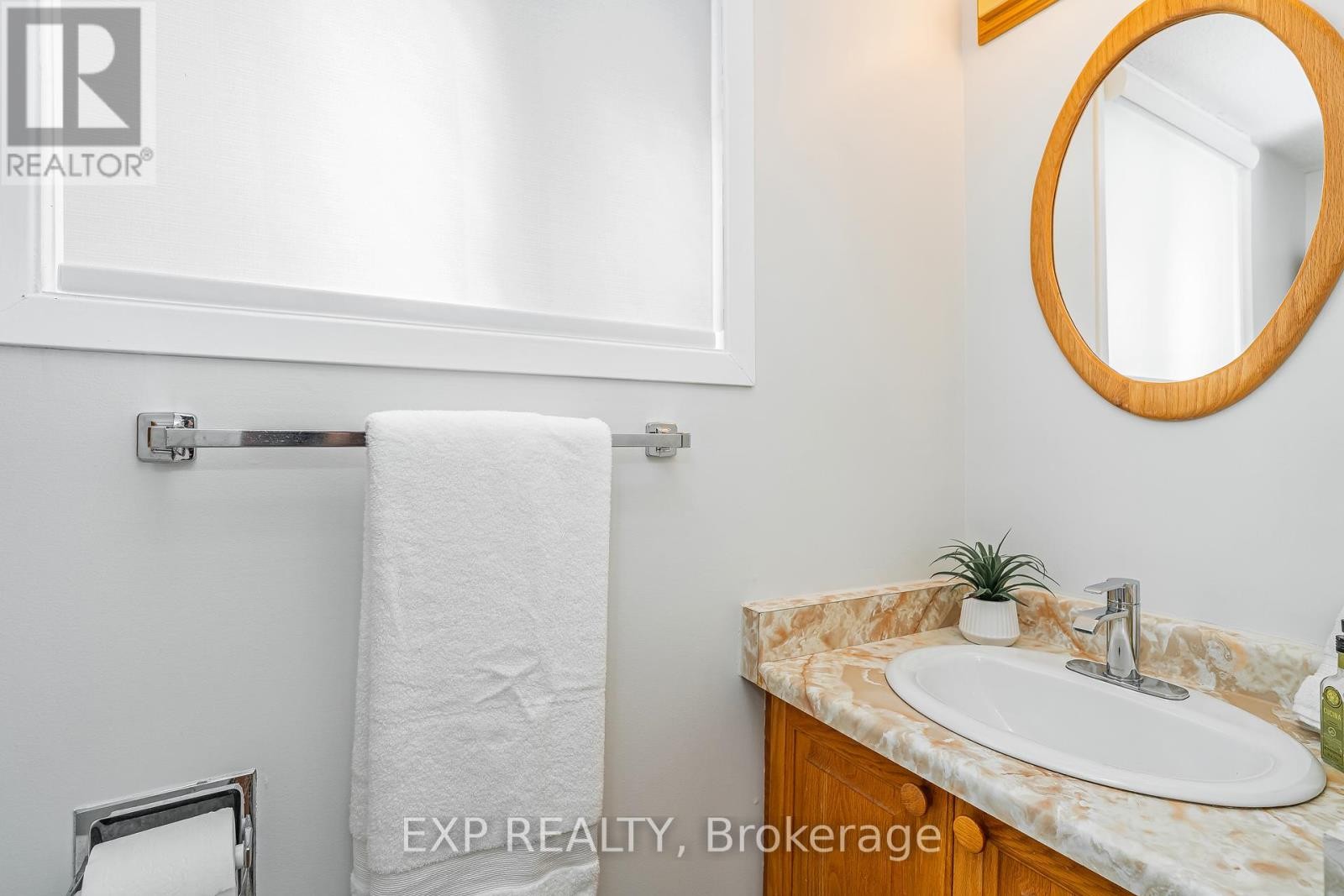 












6084A VINEYARD DRIVE

,
Ottawa,




Ontario
K1C2M5

