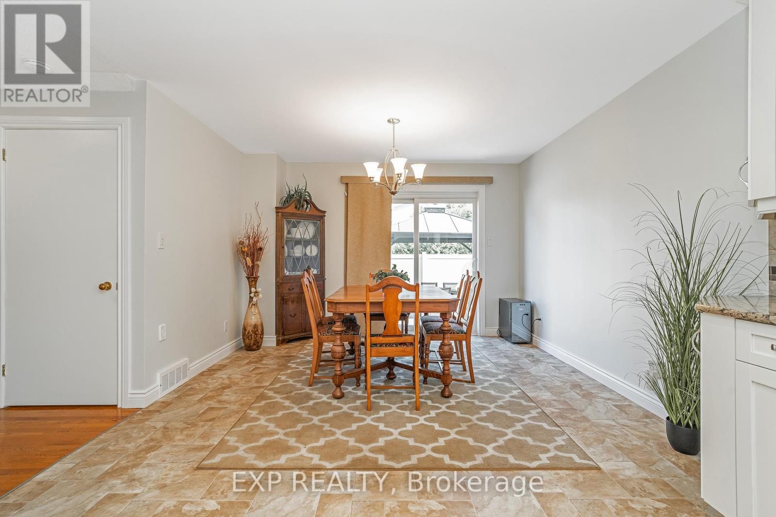 












6084A VINEYARD DRIVE

,
Ottawa,




Ontario
K1C2M5

