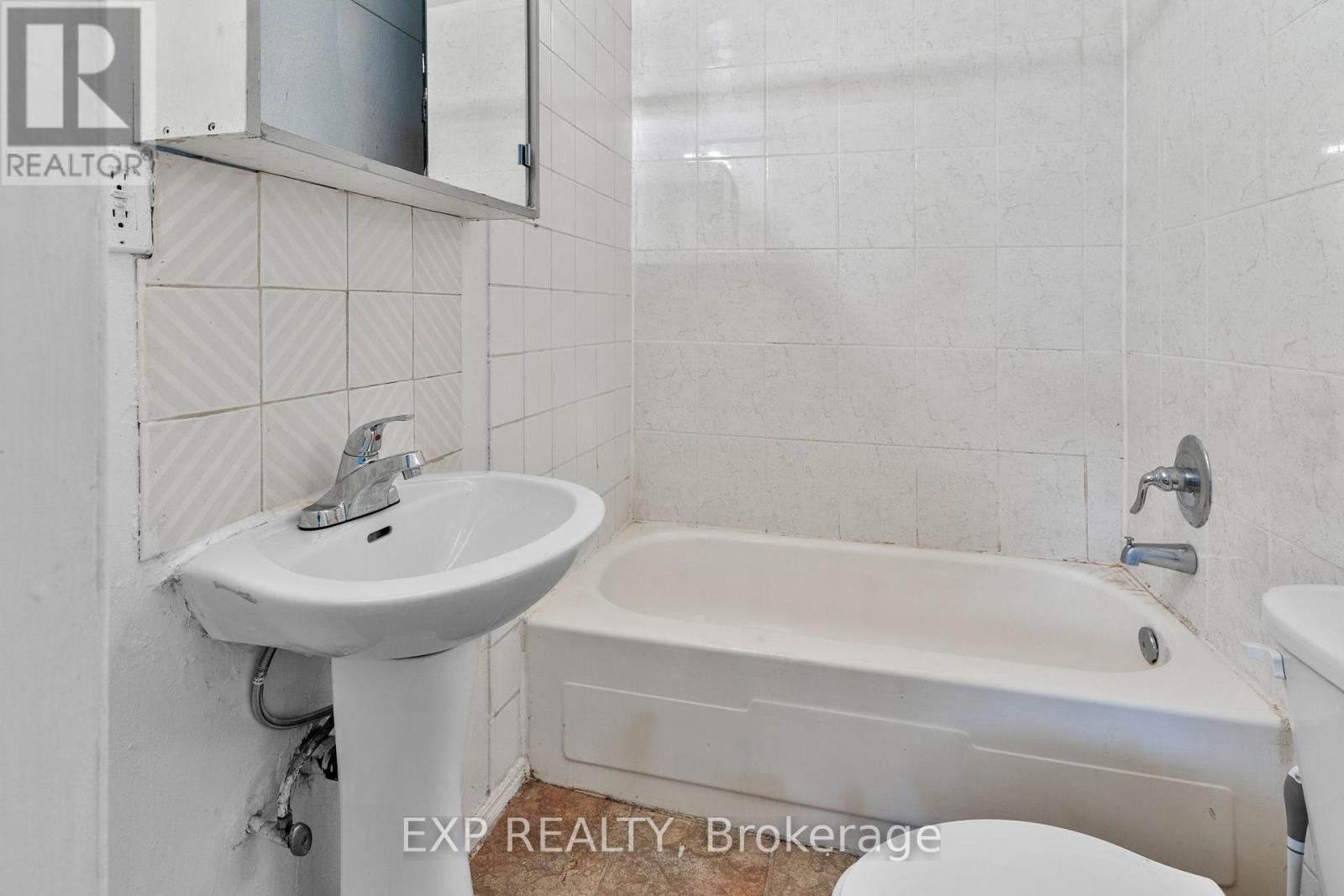 












23 LOWREY STREET

,
Ottawa,




Ontario
K1Y2S5

