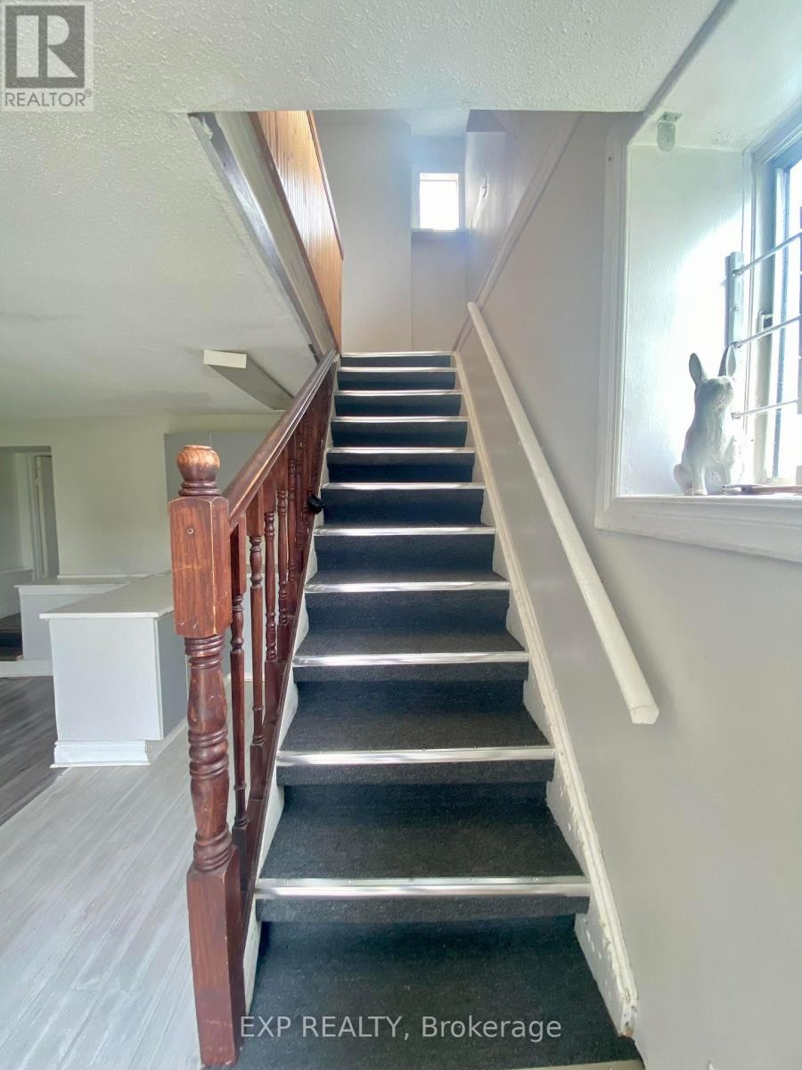 












23 LOWREY STREET

,
Ottawa,




Ontario
K1Y2S5

