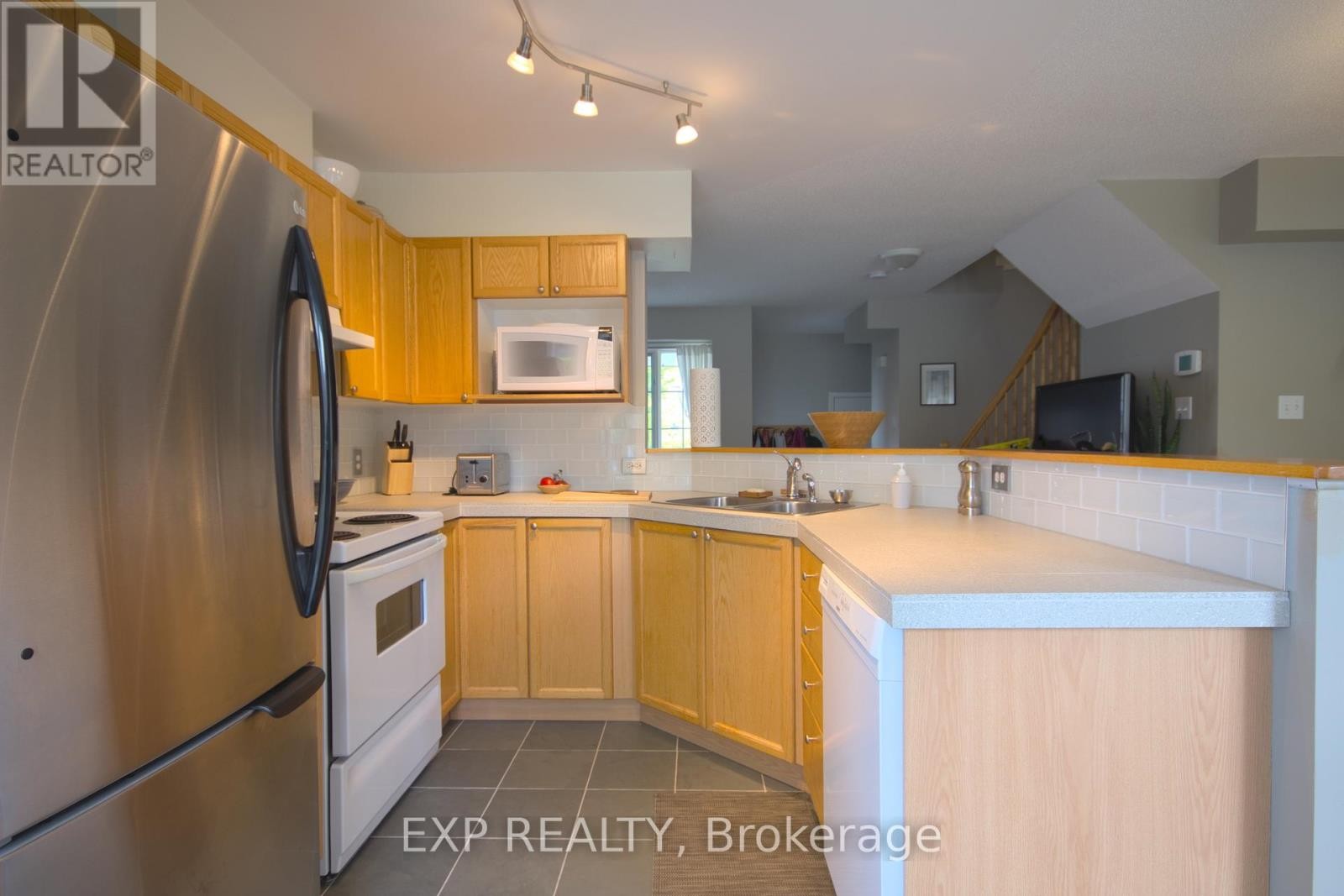 












46 COLLEGE CIRCLE

,
Ottawa,




Ontario
K1K4R8

