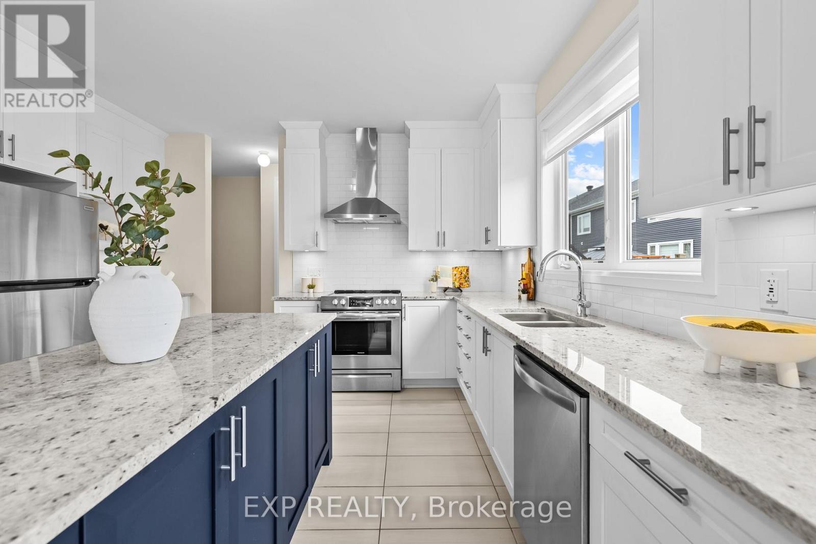 












807 MERCIER CRESCENT E

,
Ottawa,




Ontario
K1W1E6

