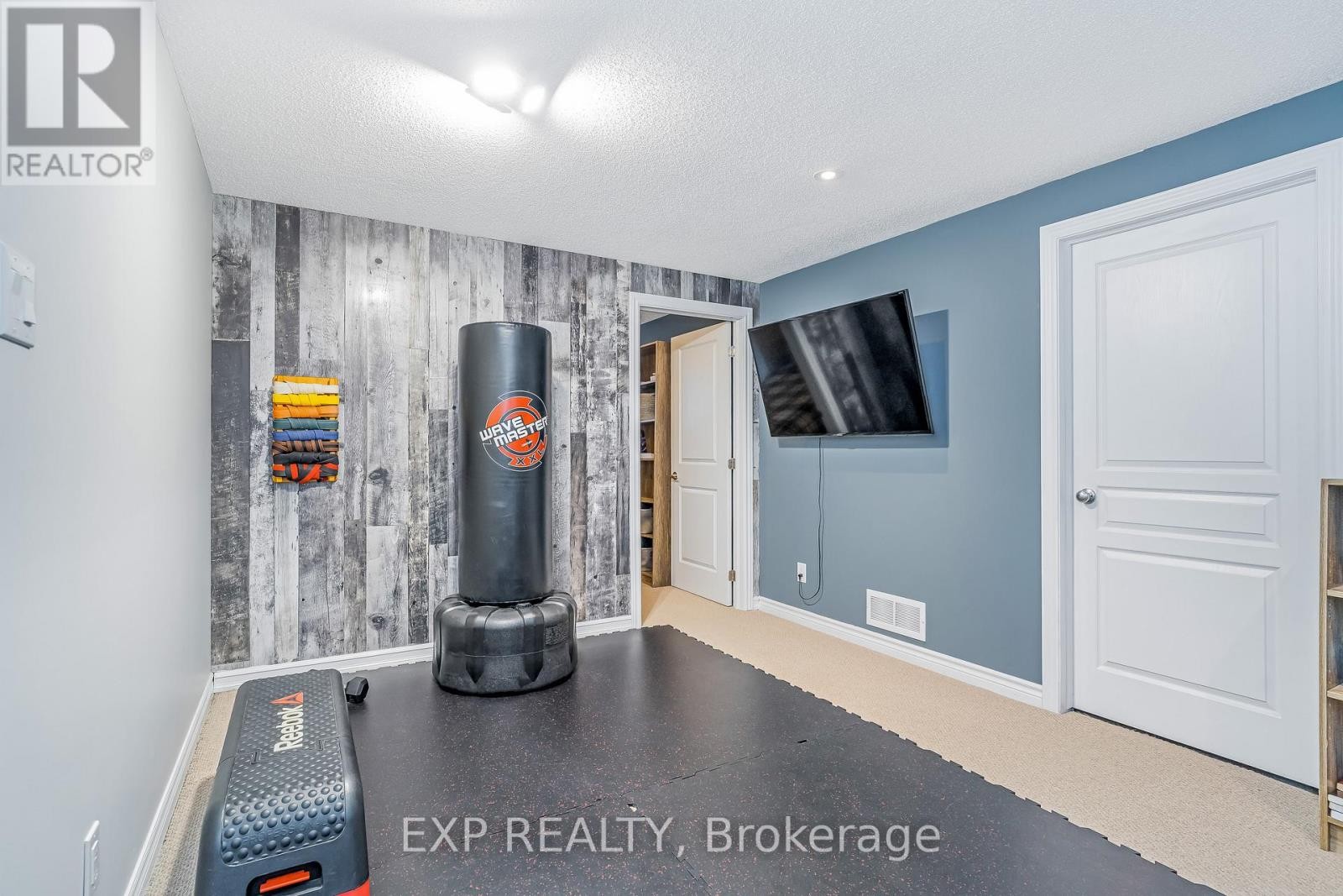 












411 LIVERY STREET

,
Ottawa,




Ontario
K2V0B5

