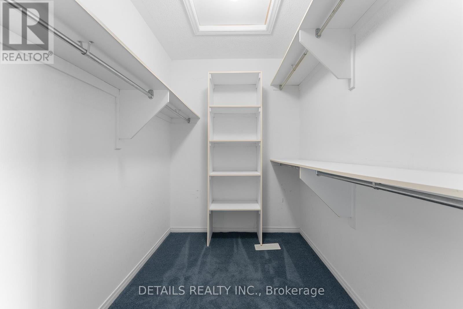 












32 CROWNRIDGE DRIVE

,
Ottawa,




Ontario
K2M2M7

