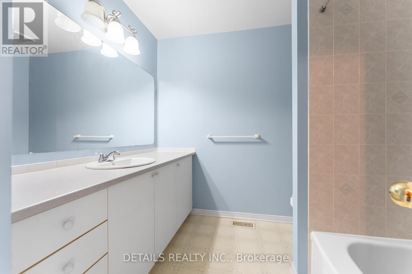 












32 CROWNRIDGE DRIVE

,
Ottawa,




Ontario
K2M2M7

