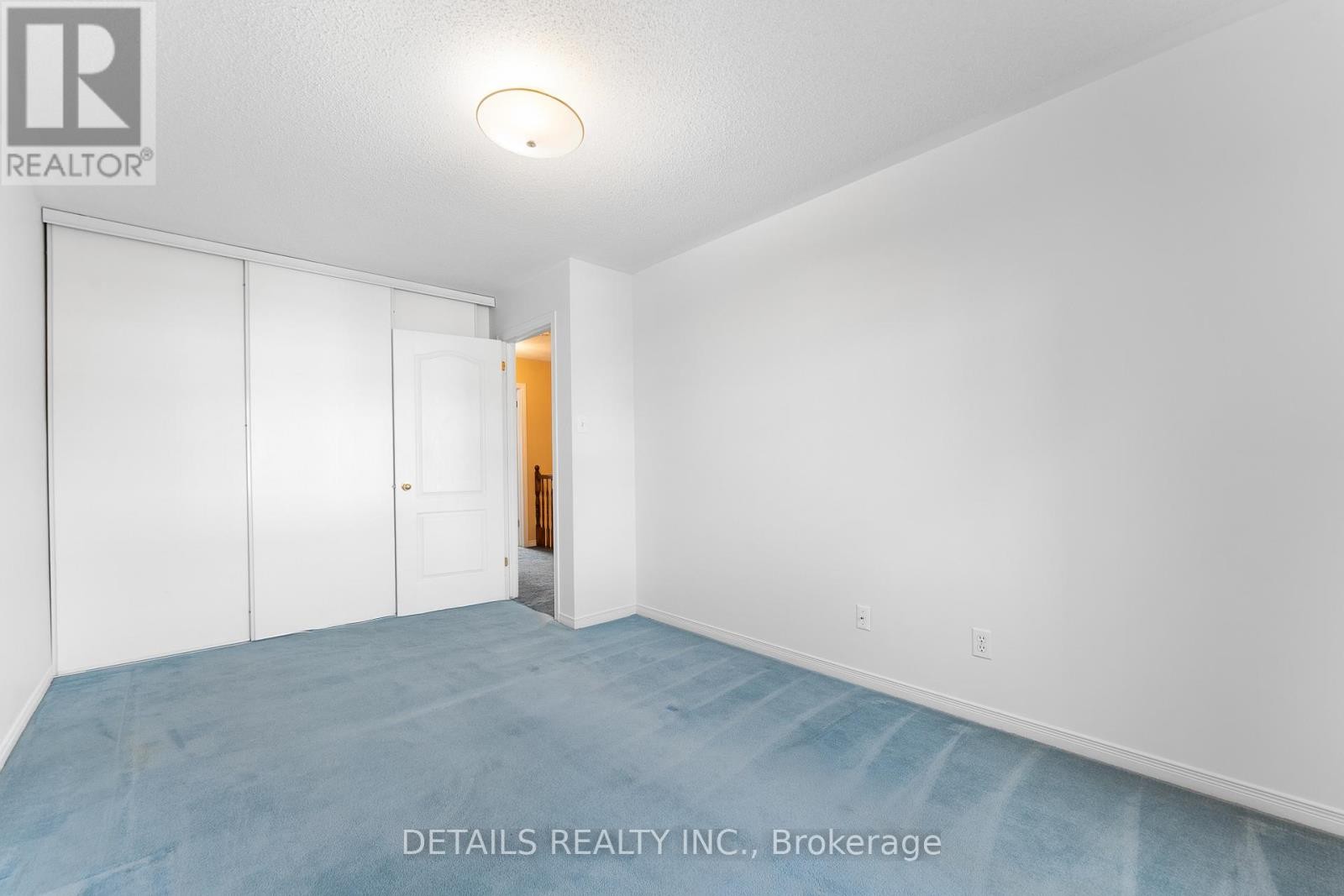 












32 CROWNRIDGE DRIVE

,
Ottawa,




Ontario
K2M2M7

