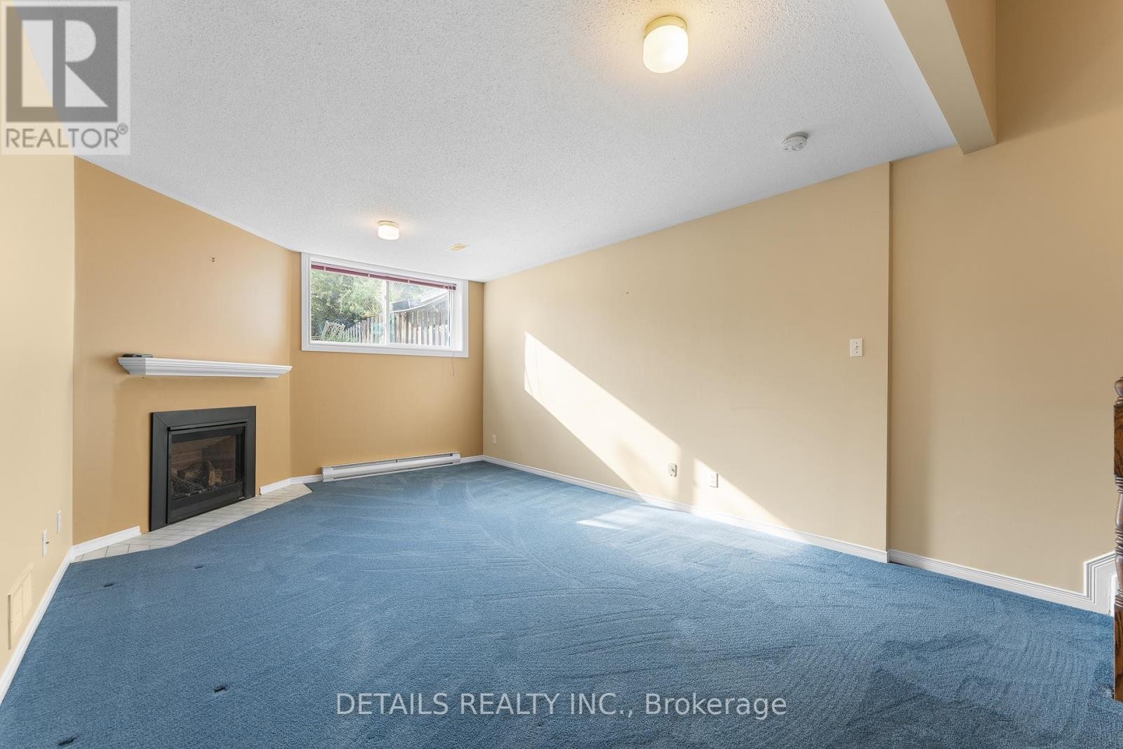 












32 CROWNRIDGE DRIVE

,
Ottawa,




Ontario
K2M2M7

