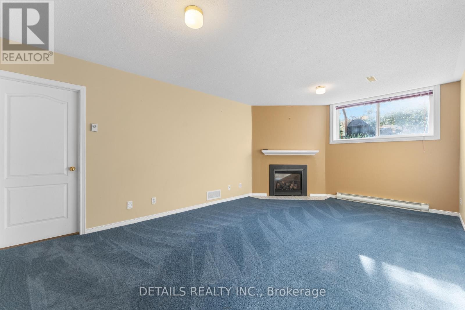 












32 CROWNRIDGE DRIVE

,
Ottawa,




Ontario
K2M2M7

