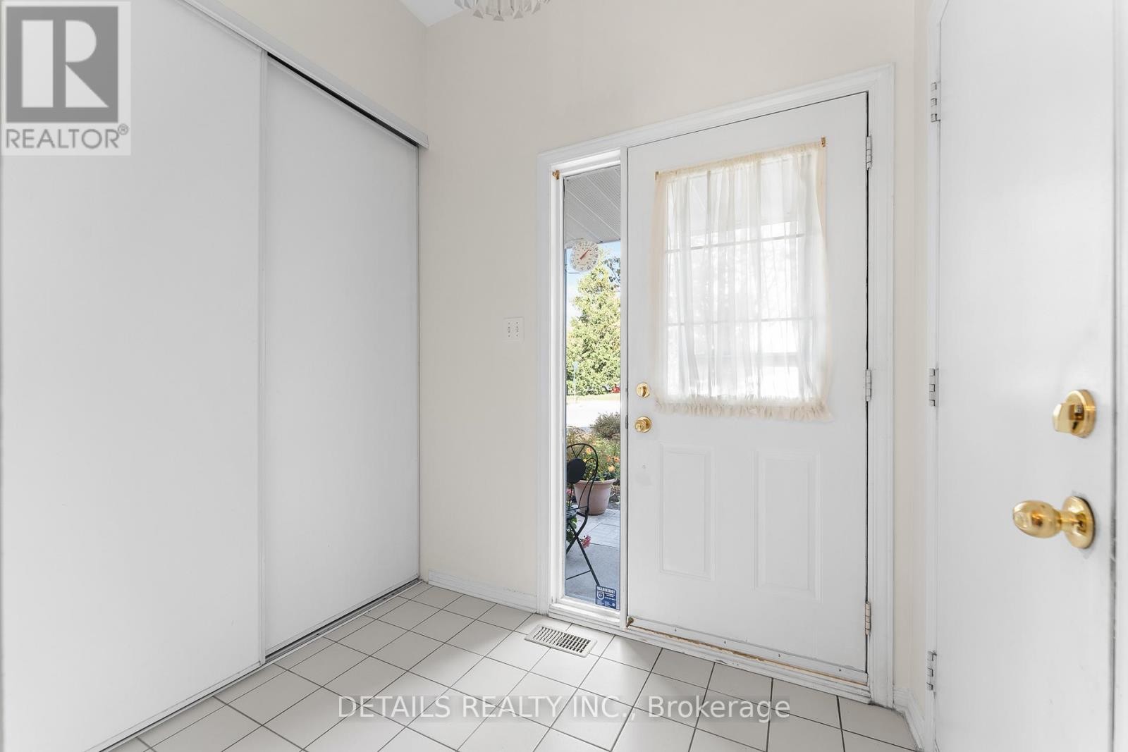 












32 CROWNRIDGE DRIVE

,
Ottawa,




Ontario
K2M2M7

