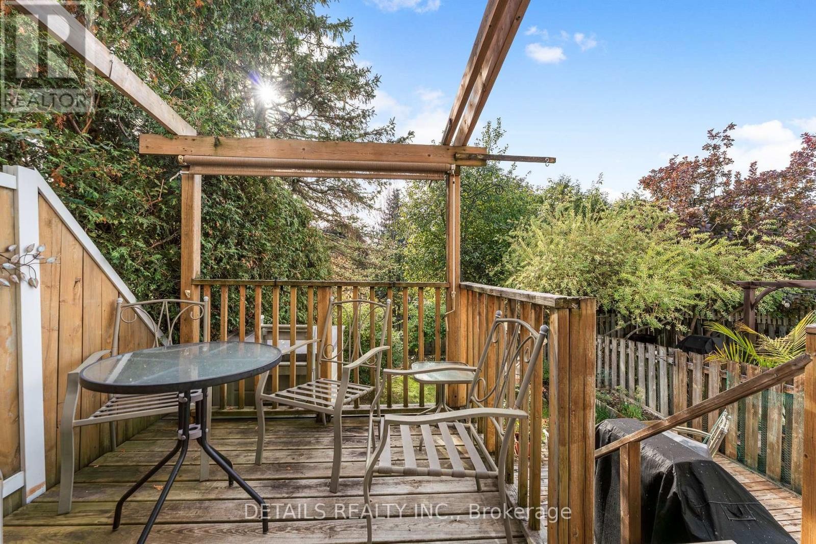 












32 CROWNRIDGE DRIVE

,
Ottawa,




Ontario
K2M2M7

