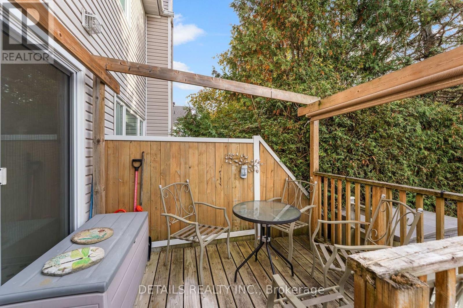 












32 CROWNRIDGE DRIVE

,
Ottawa,




Ontario
K2M2M7

