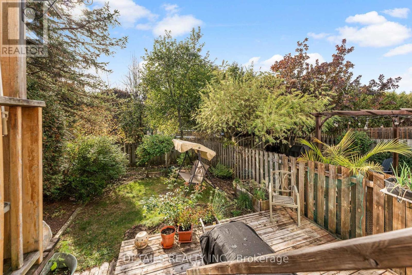 












32 CROWNRIDGE DRIVE

,
Ottawa,




Ontario
K2M2M7

