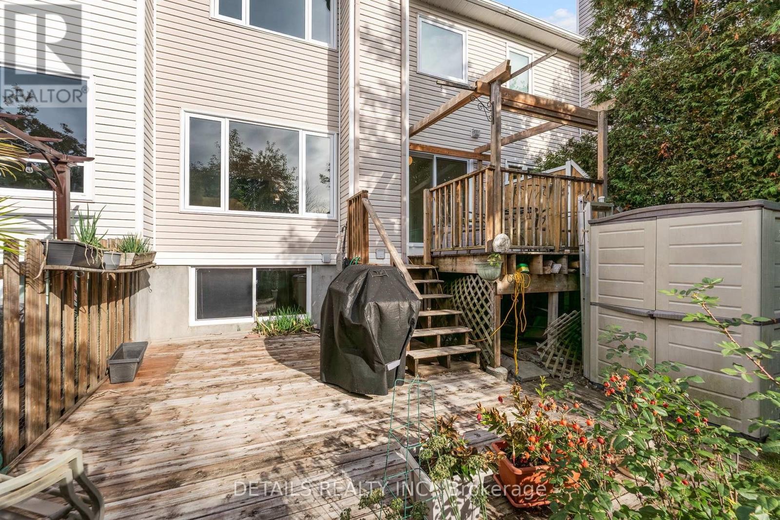 












32 CROWNRIDGE DRIVE

,
Ottawa,




Ontario
K2M2M7

