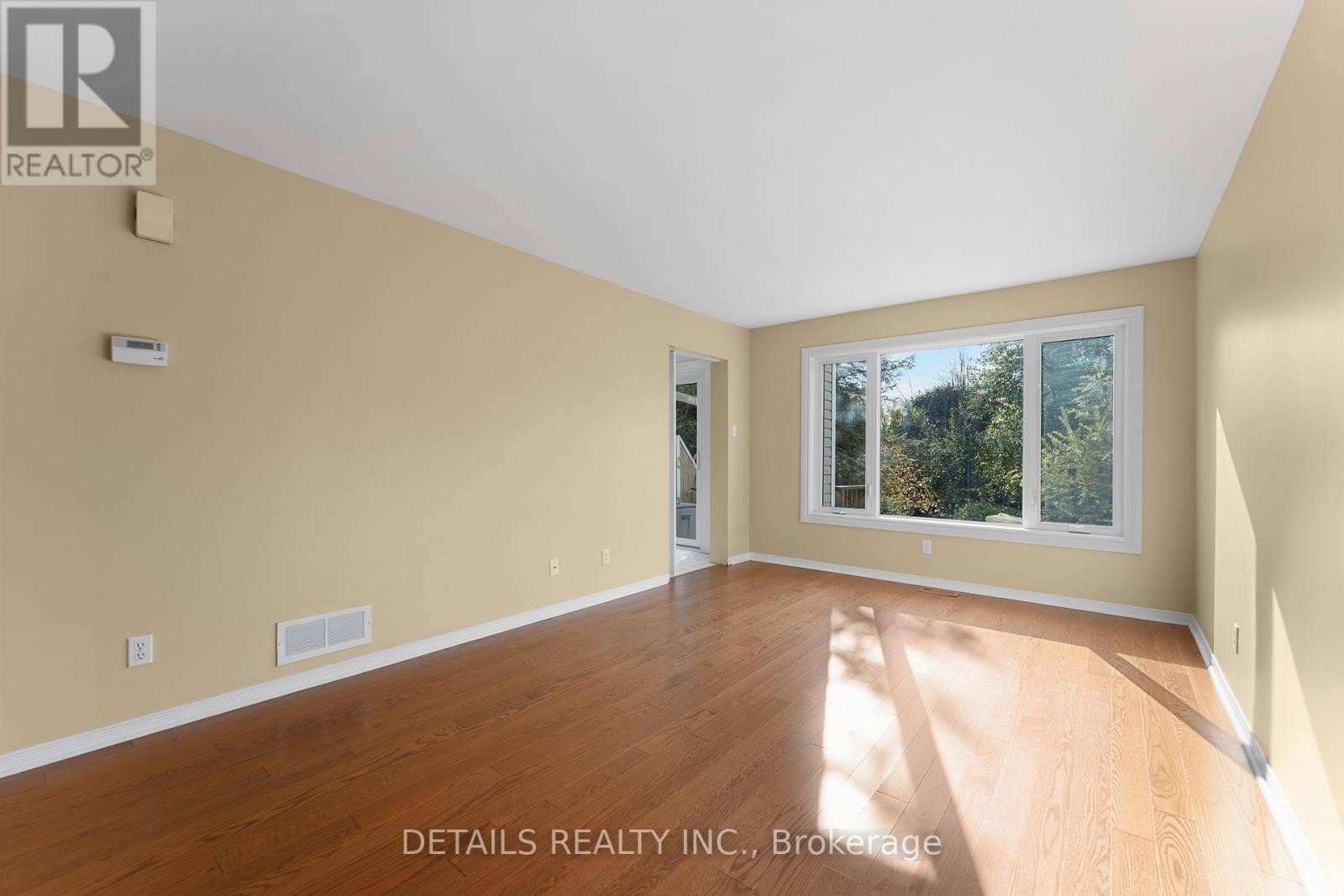 












32 CROWNRIDGE DRIVE

,
Ottawa,




Ontario
K2M2M7

