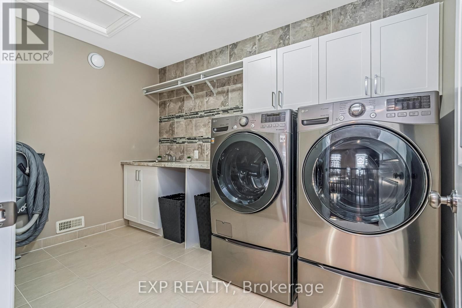 












327 DUNLIN RIDGE

,
Ottawa,




Ontario
K2J0E3

