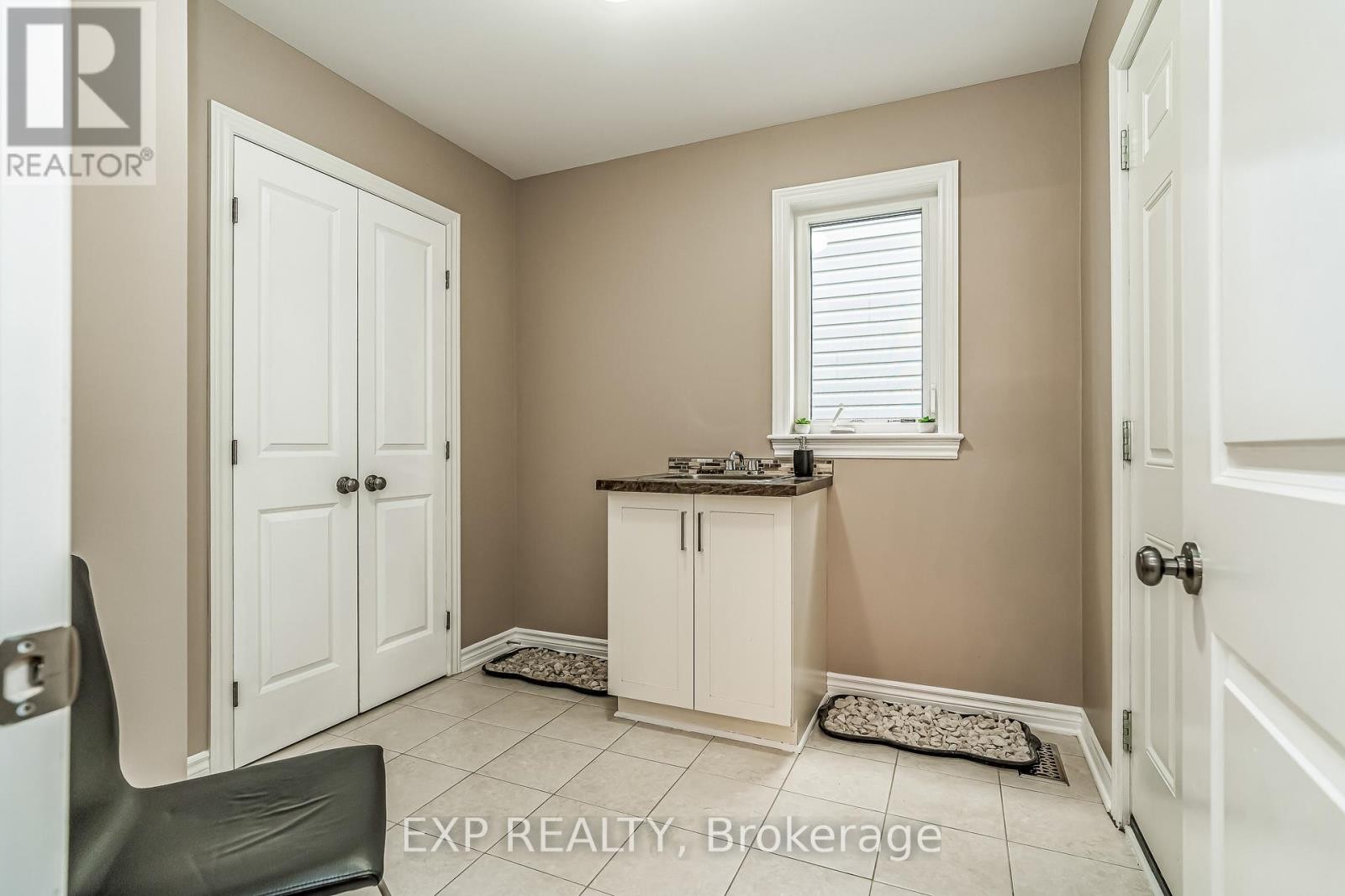 












327 DUNLIN RIDGE

,
Ottawa,




Ontario
K2J0E3


