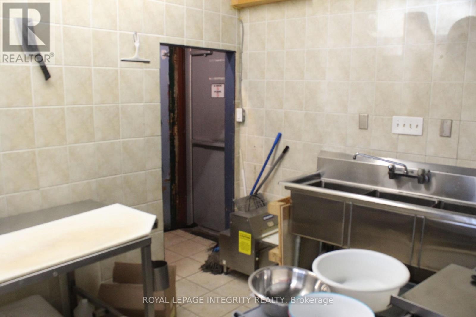 












1117 COBDEN ROAD

,
Ottawa,




Ontario
K2C2Z1

