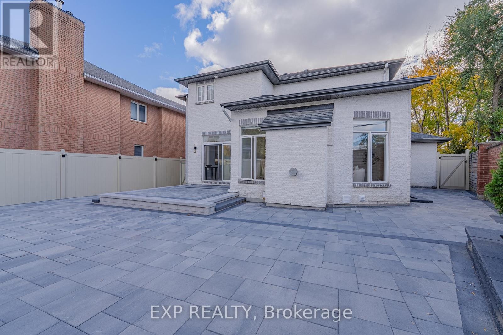 












15 WELLSMERE COURT

,
Ottawa,




Ontario
K2E8C2

