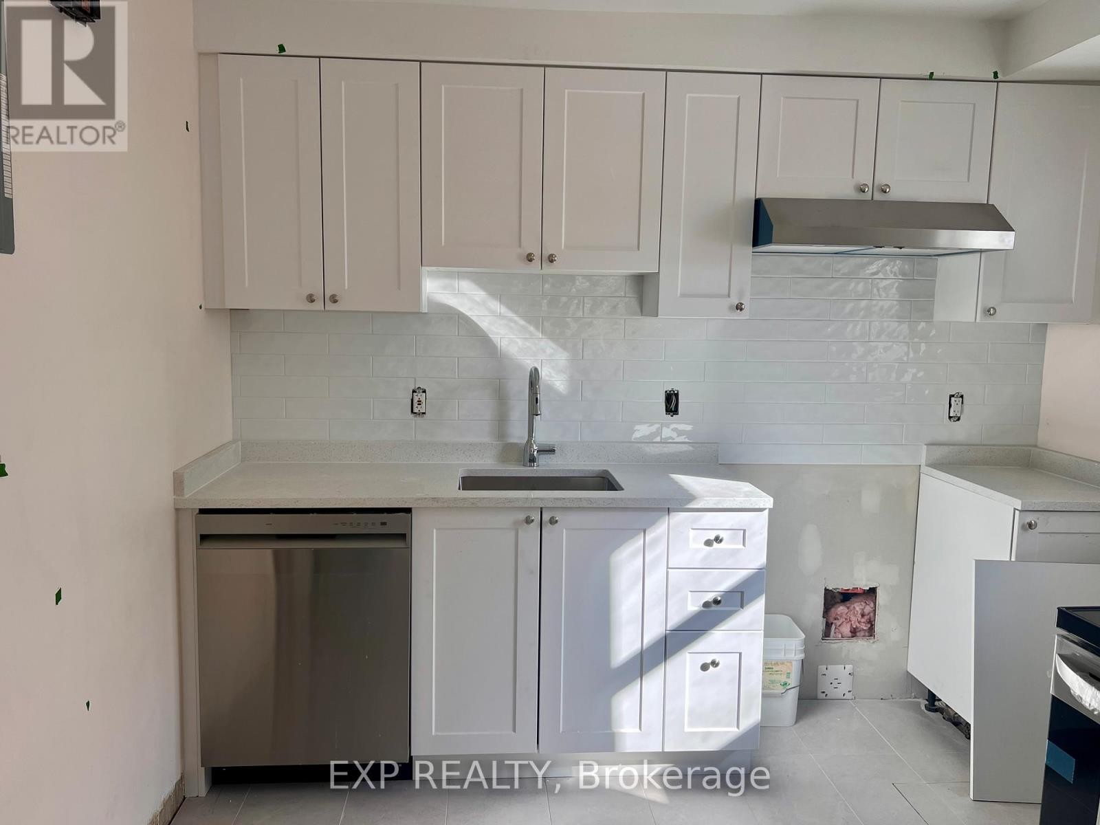 












2 - 75 HOLLAND AVENUE

,
Ottawa,




Ontario
K1Y0X9

