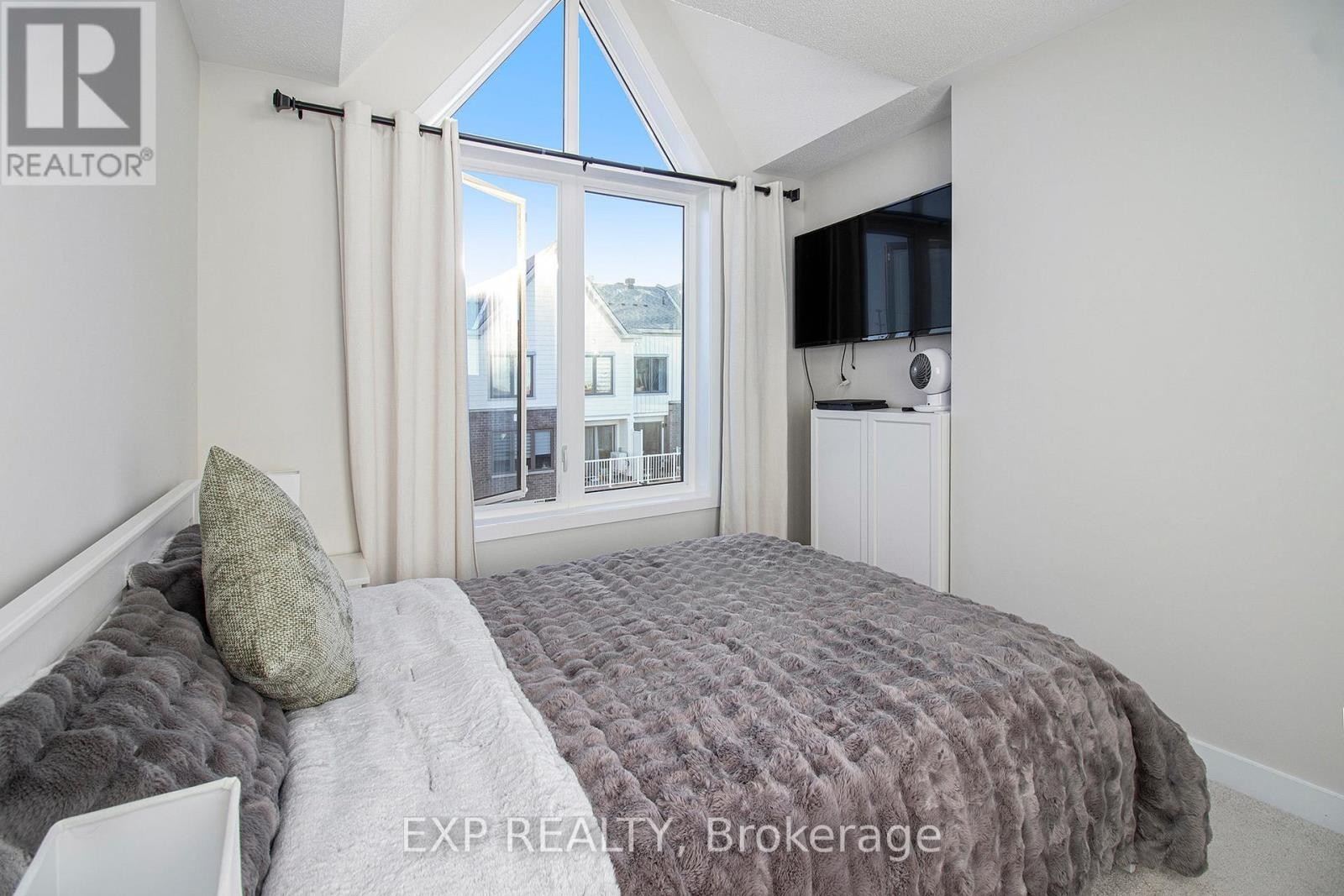 












754 KINSTEAD PRIVATE

,
Ottawa,




Ontario
K2S3B3

