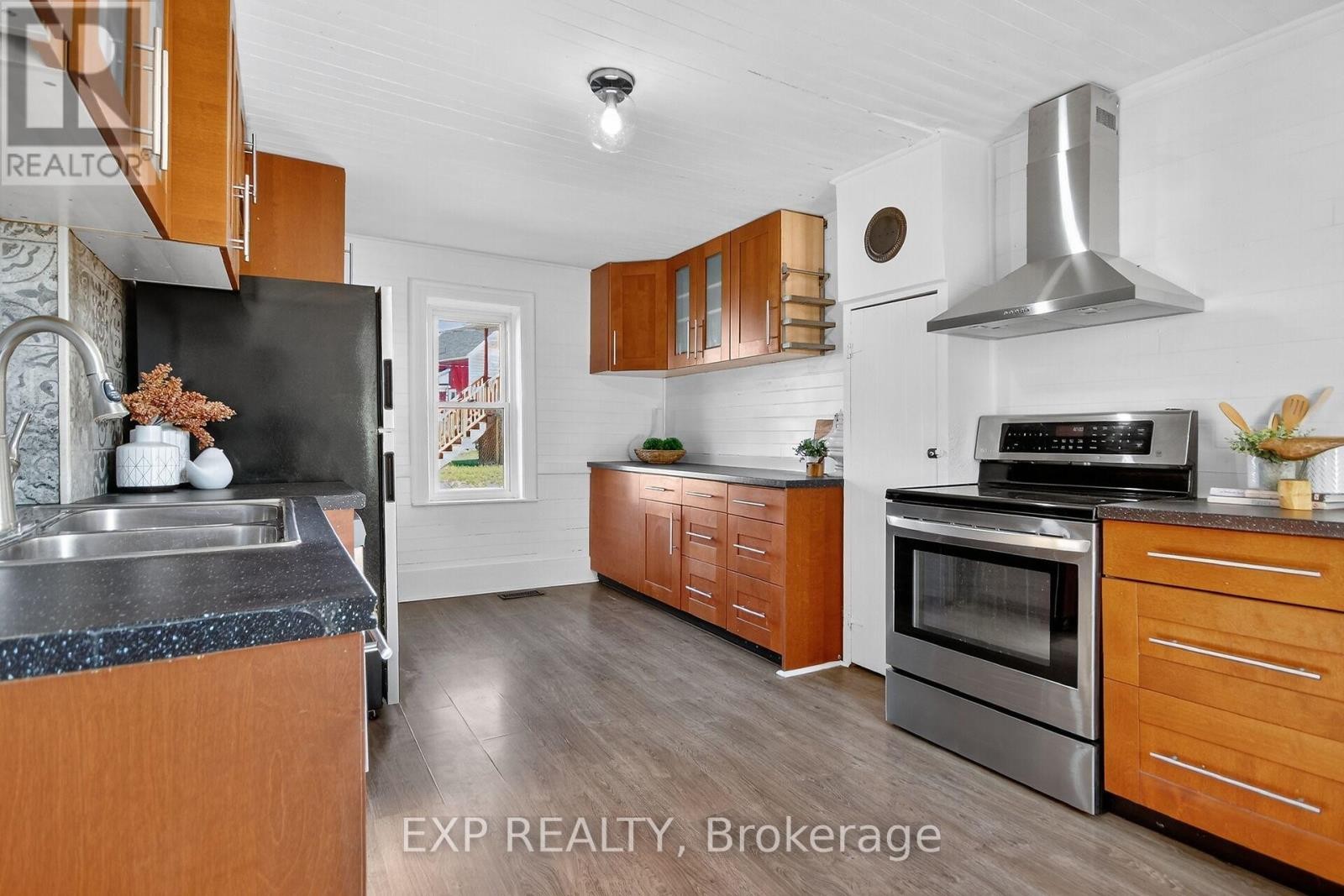 












95 MAIN STREET E

,
Mississippi Mills,




Ontario
K0A1A0

