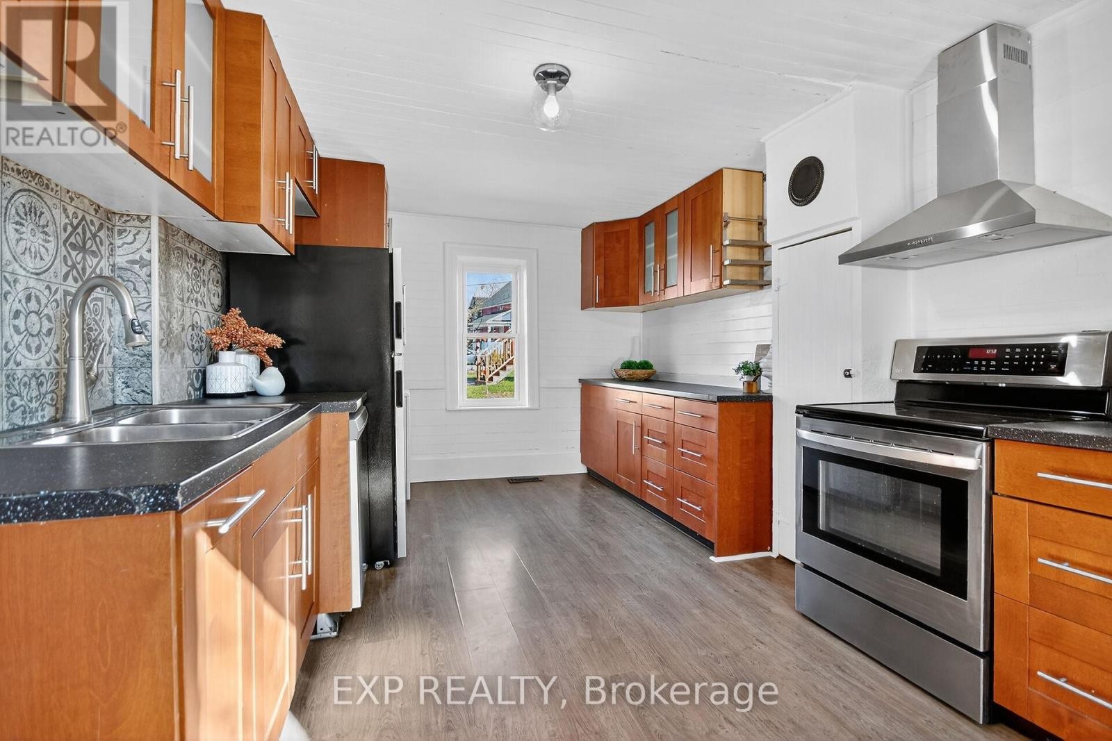 












95 MAIN STREET E

,
Mississippi Mills,




Ontario
K0A1A0

