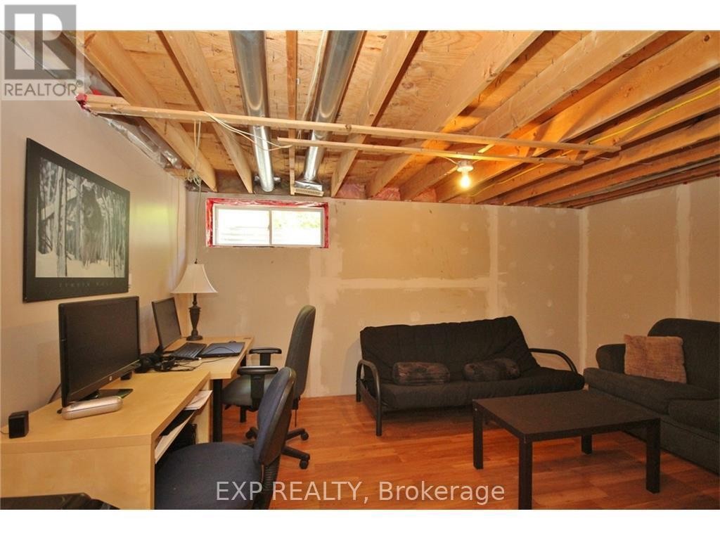 












24 WALLSEND AVENUE

,
Ottawa,




Ontario
K2K3K7

