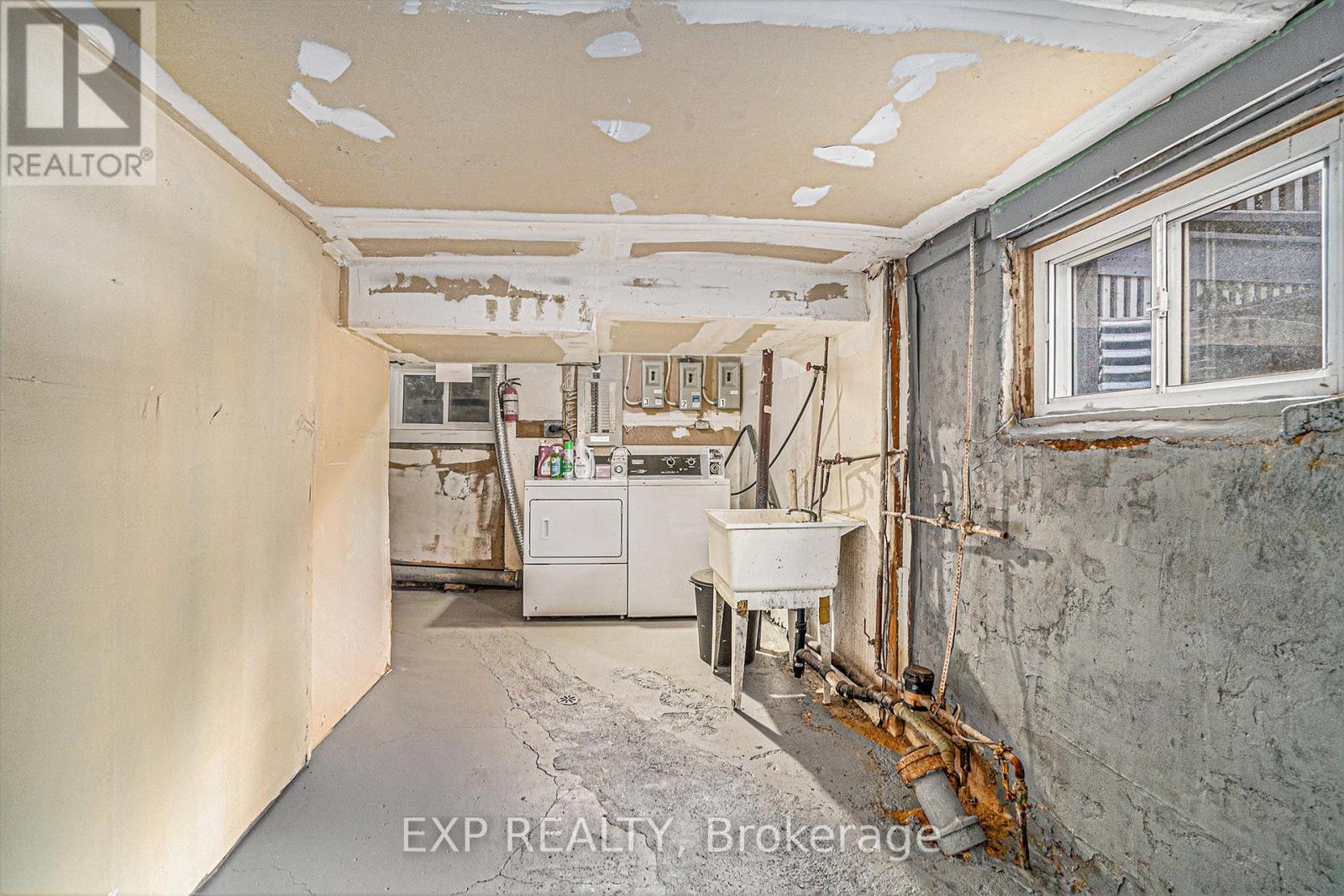 












2 - 350 FIFTH AVENUE

,
Ottawa,




Ontario
K1S2N8

