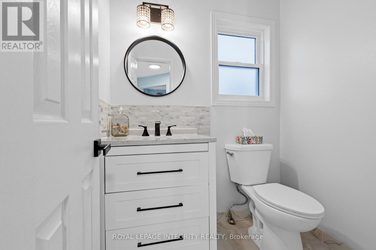 












11 ROYAL FIELD CRESCENT

,
Ottawa,




Ontario
K2J4G1

