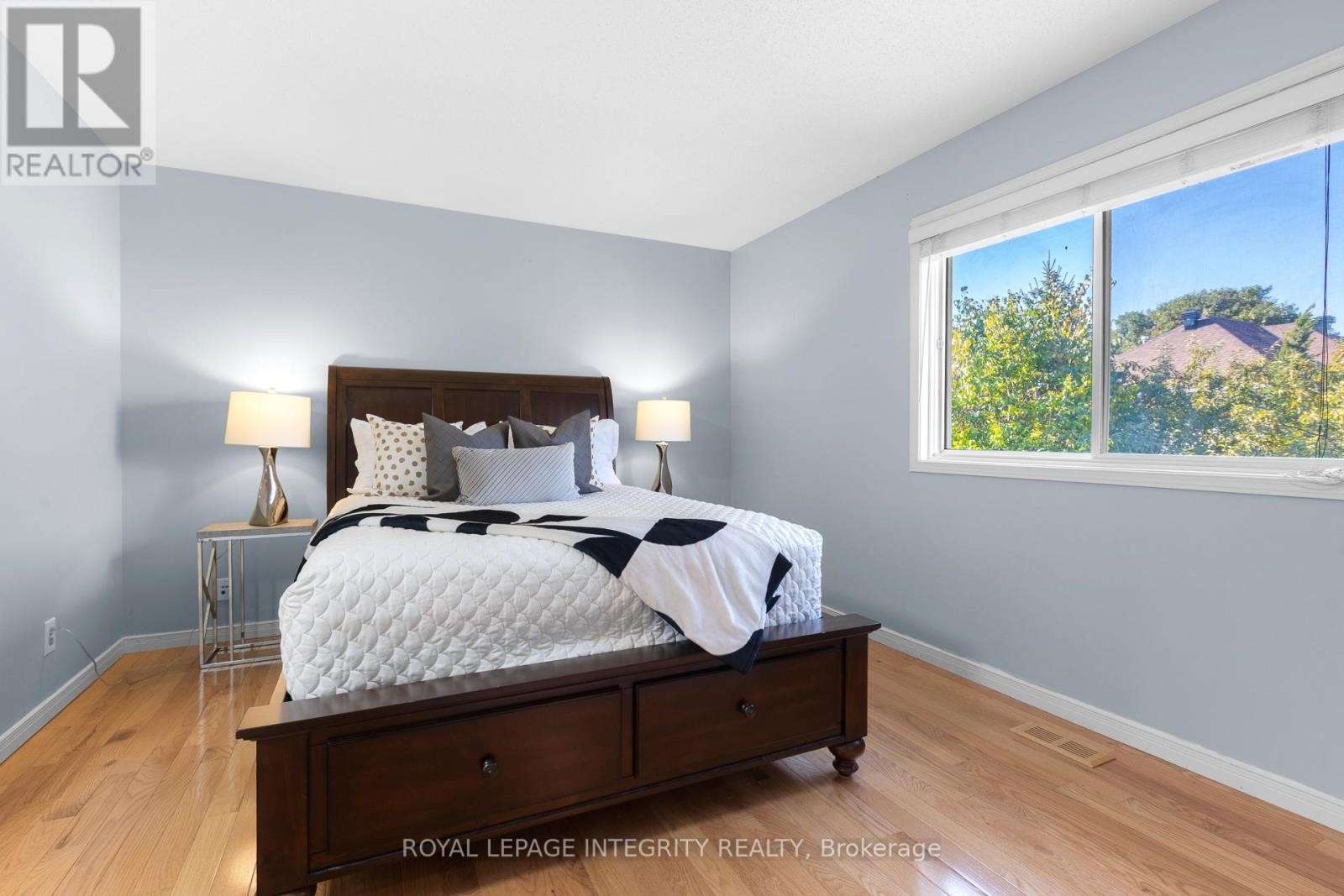 












11 ROYAL FIELD CRESCENT

,
Ottawa,




Ontario
K2J4G1

