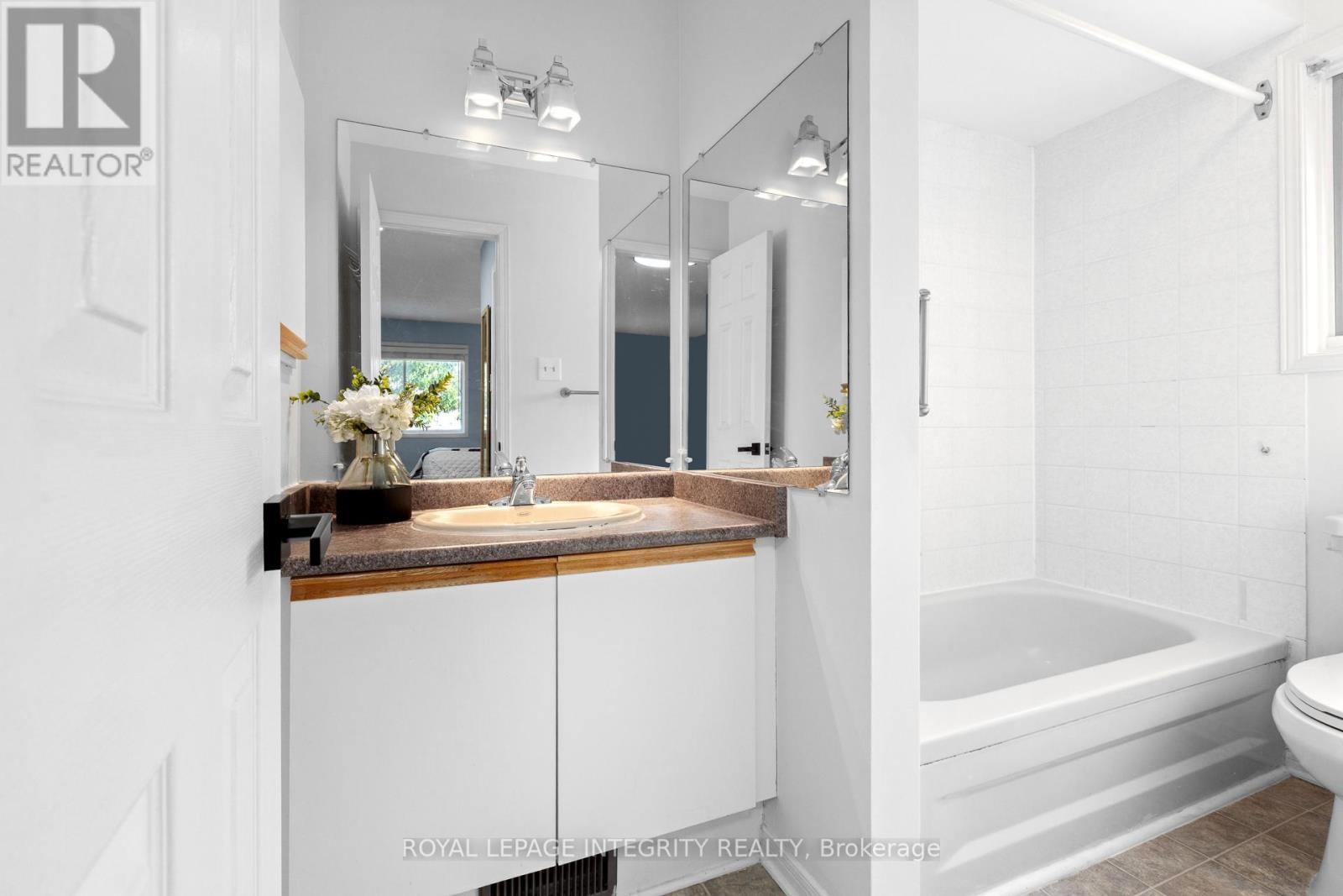 












11 ROYAL FIELD CRESCENT

,
Ottawa,




Ontario
K2J4G1

