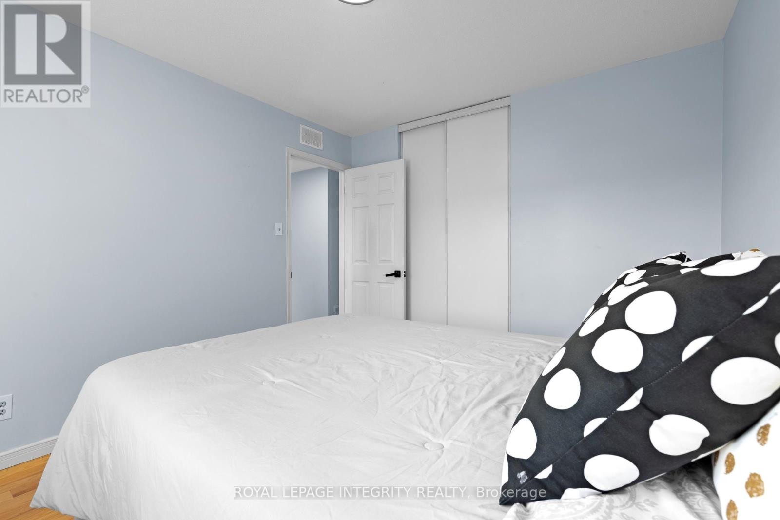 












11 ROYAL FIELD CRESCENT

,
Ottawa,




Ontario
K2J4G1

