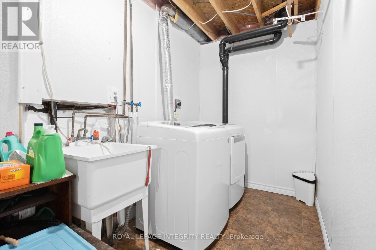 












11 ROYAL FIELD CRESCENT

,
Ottawa,




Ontario
K2J4G1

