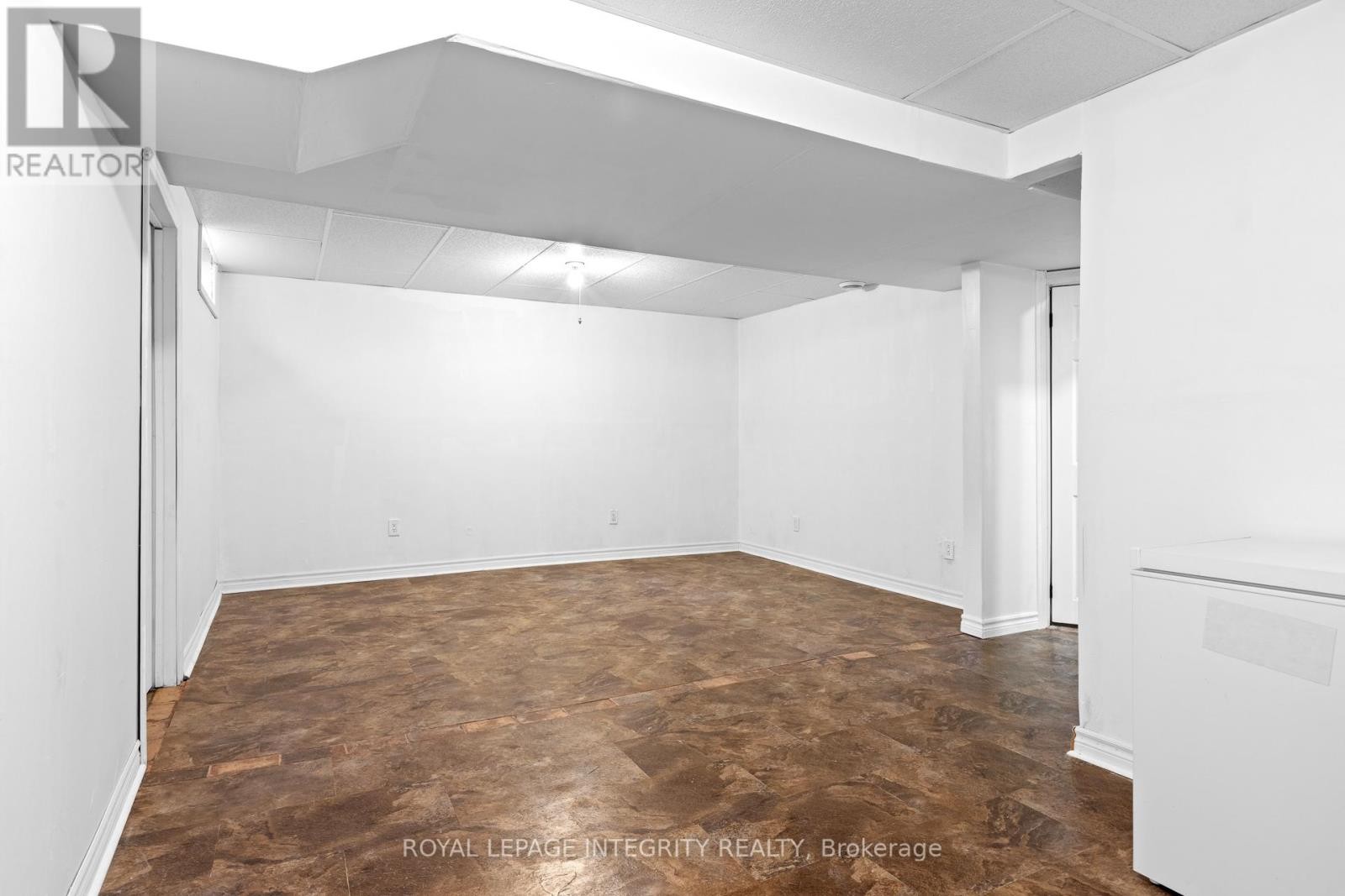 












11 ROYAL FIELD CRESCENT

,
Ottawa,




Ontario
K2J4G1

