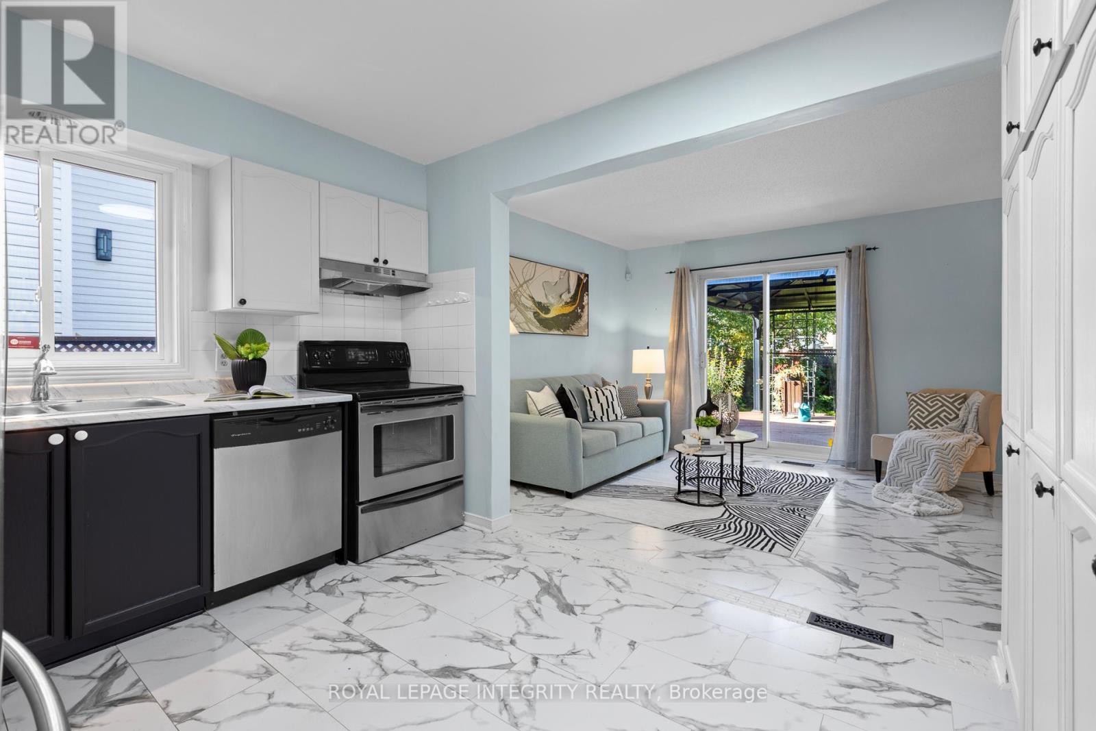 












11 ROYAL FIELD CRESCENT

,
Ottawa,




Ontario
K2J4G1

