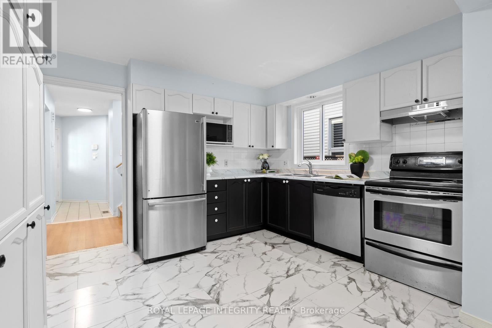 












11 ROYAL FIELD CRESCENT

,
Ottawa,




Ontario
K2J4G1

