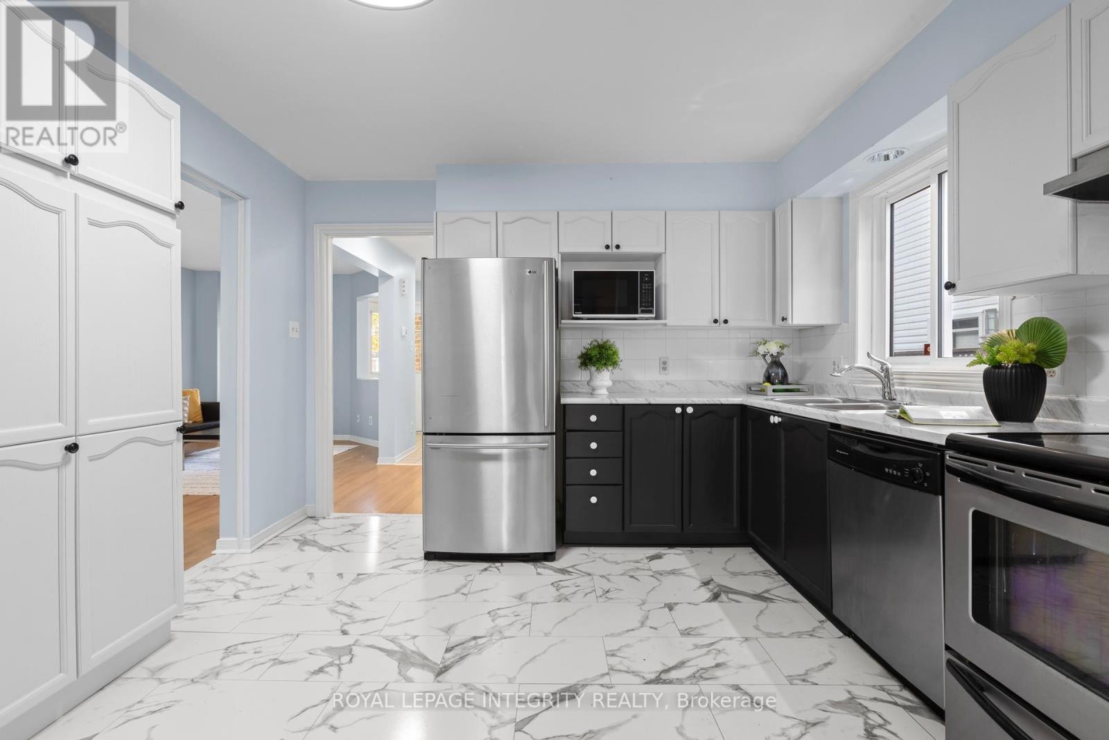 












11 ROYAL FIELD CRESCENT

,
Ottawa,




Ontario
K2J4G1

