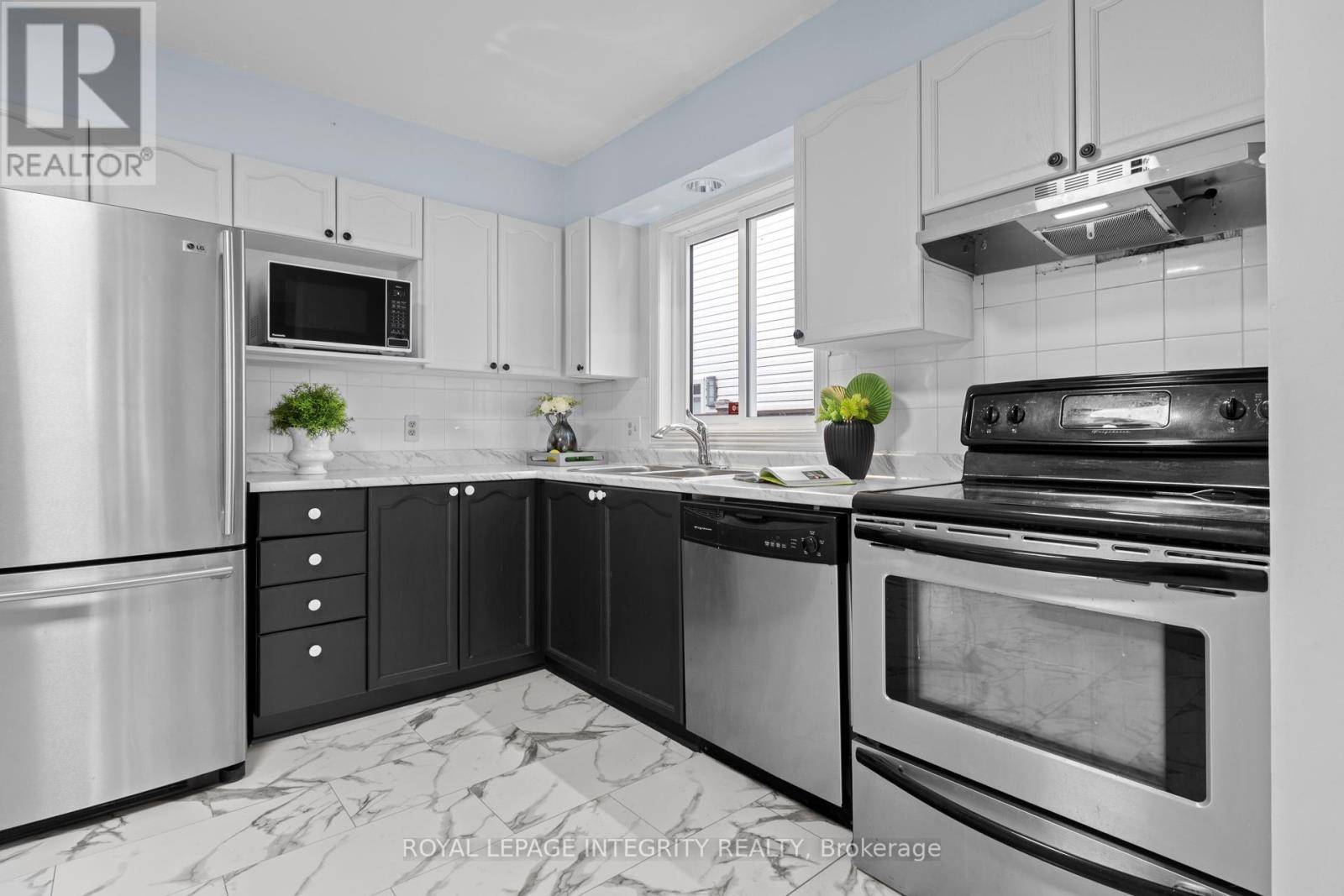 












11 ROYAL FIELD CRESCENT

,
Ottawa,




Ontario
K2J4G1

