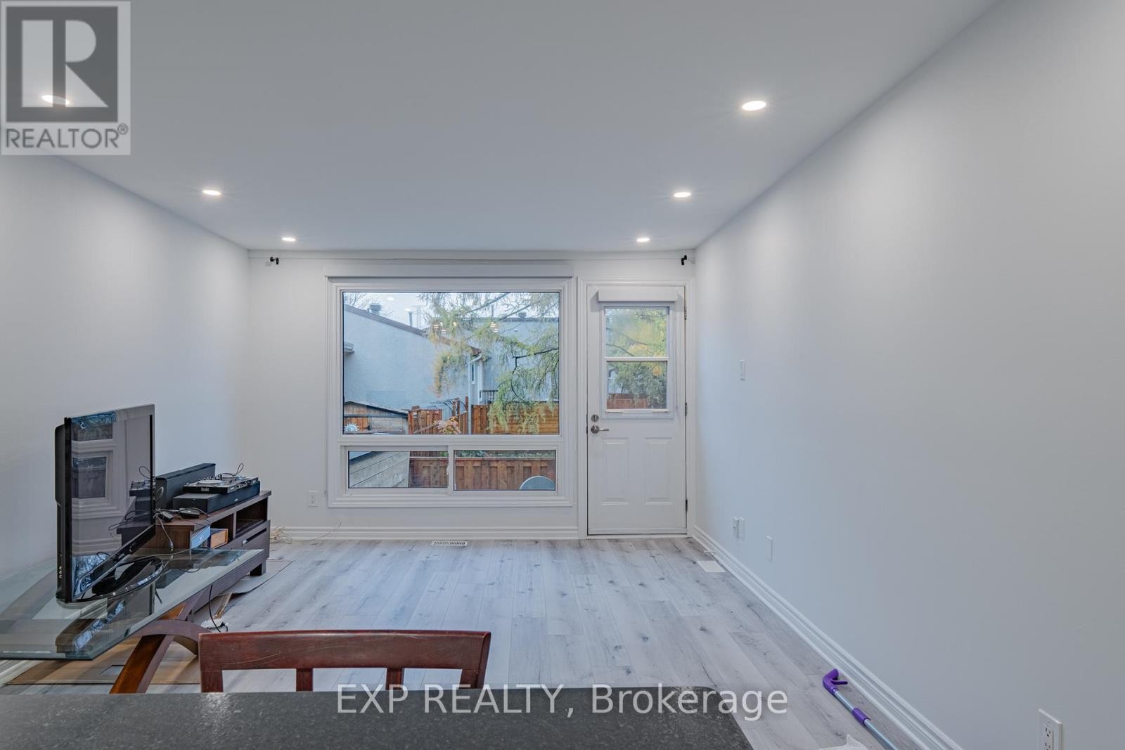 












268 WOODFIELD DRIVE

,
Ottawa,




Ontario
K2G4P2

