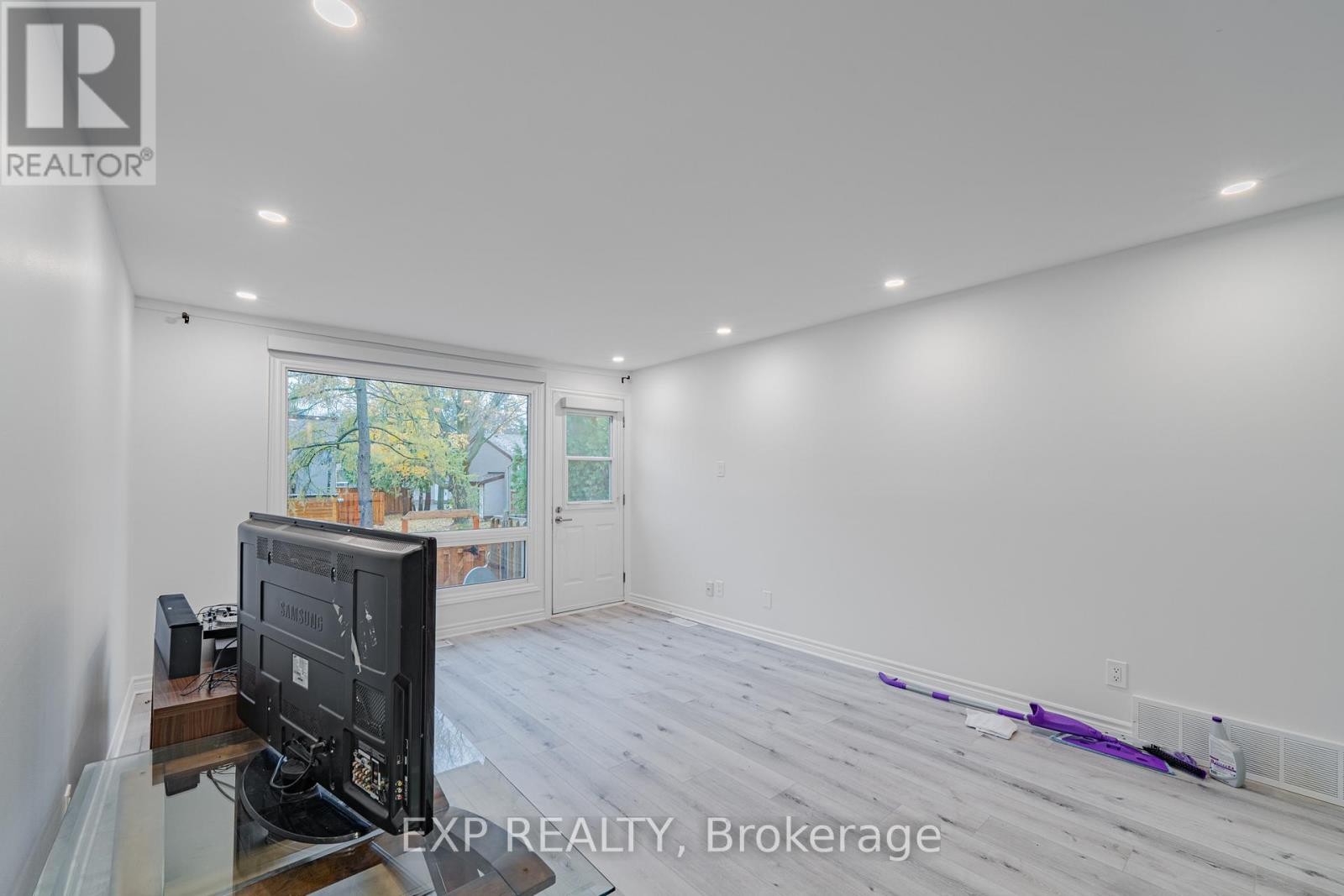 












268 WOODFIELD DRIVE

,
Ottawa,




Ontario
K2G4P2

