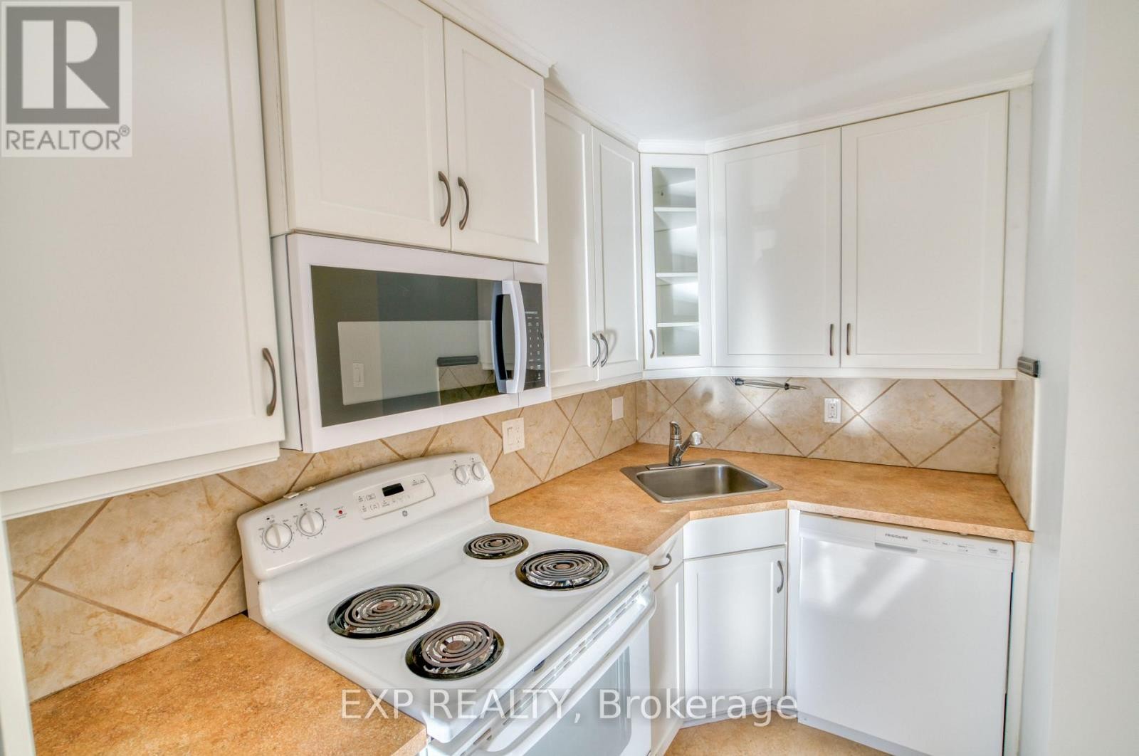 












1 - 16 SWEETBRIAR CIRCLE

,
Ottawa,




Ontario
K2J2K4

