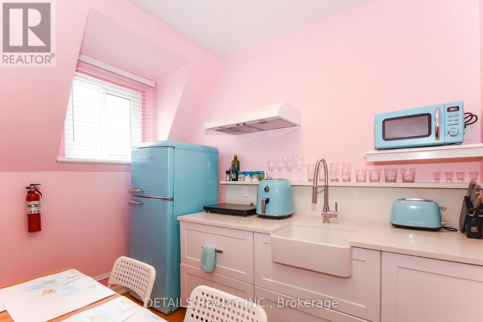 












19 GOULD STREET

,
Ottawa,




Ontario
K1Y2P1

