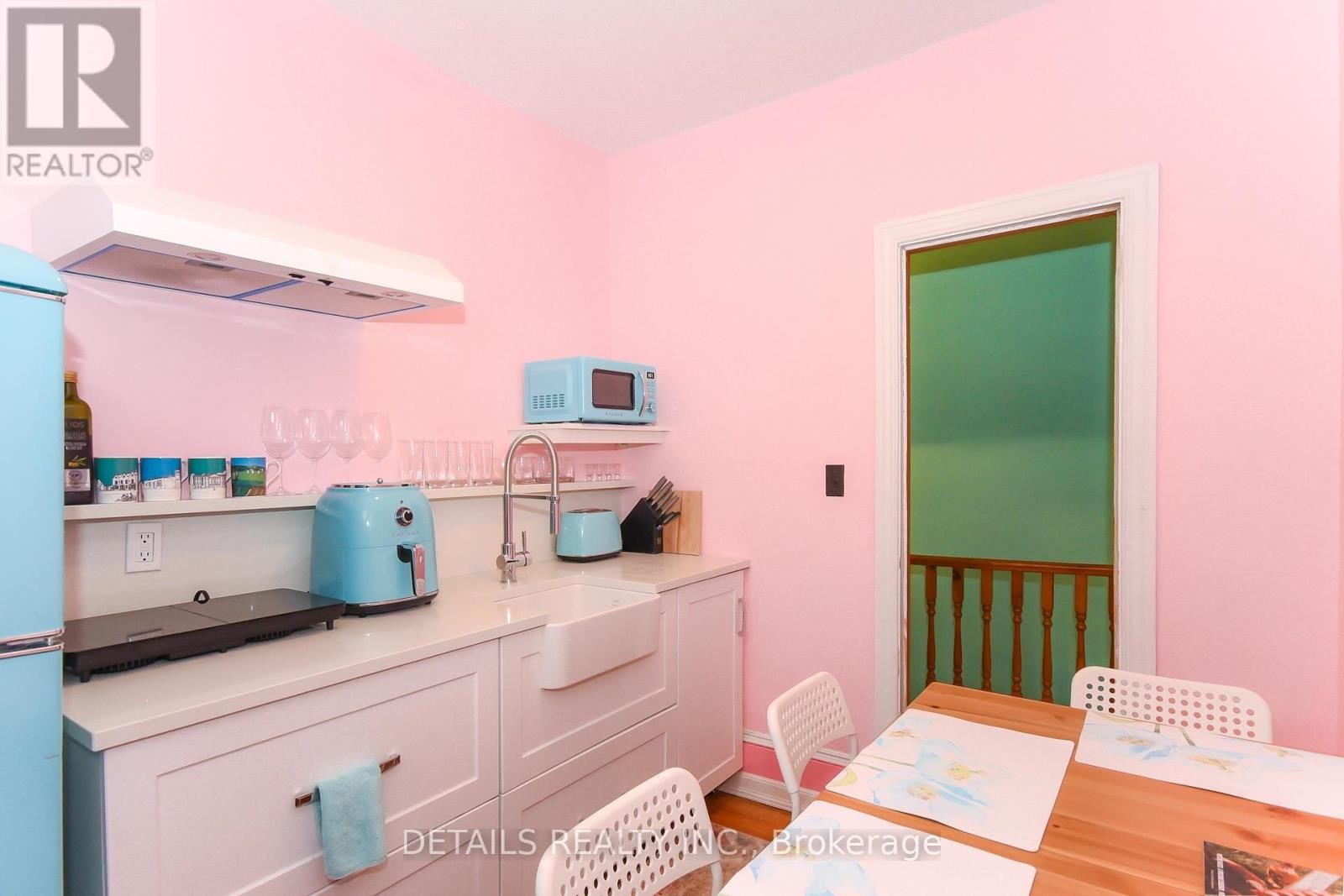 












19 GOULD STREET

,
Ottawa,




Ontario
K1Y2P1

