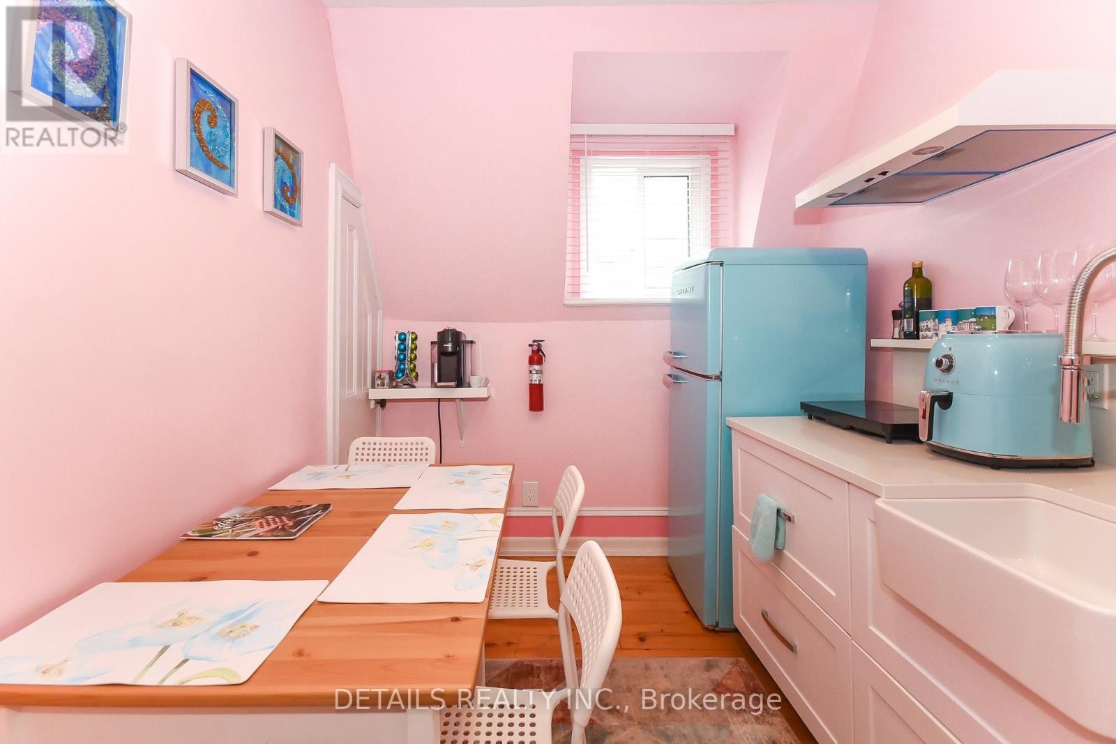 












19 GOULD STREET

,
Ottawa,




Ontario
K1Y2P1

