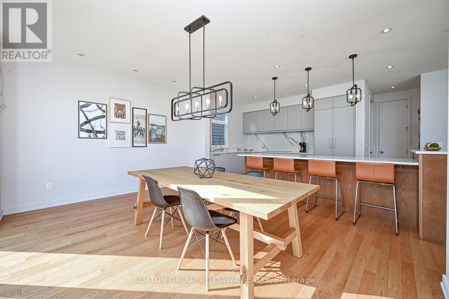 












732 WOOLER PLACE

,
Ottawa,




Ontario
K1T0T5

