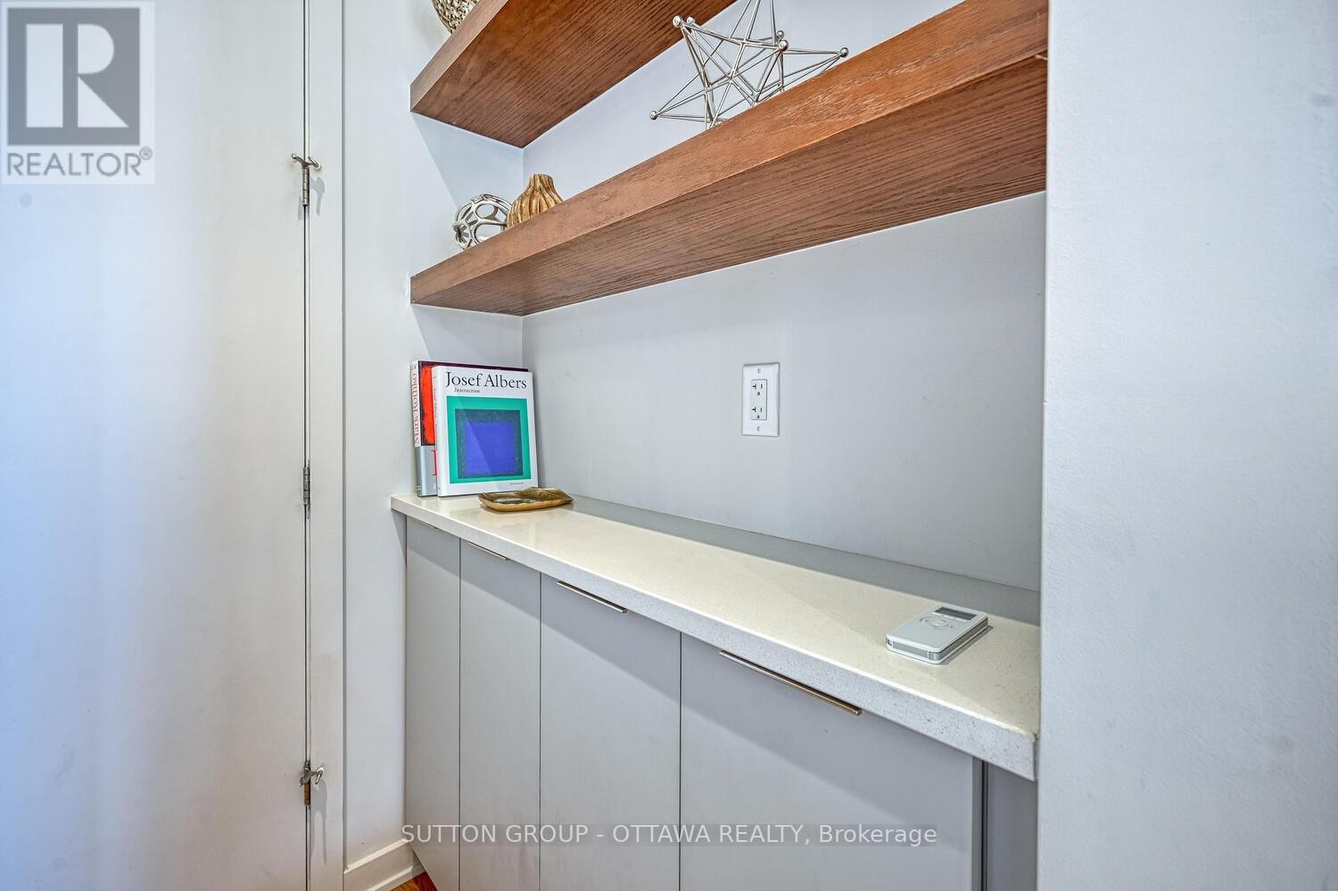 












732 WOOLER PLACE

,
Ottawa,




Ontario
K1T0T5

